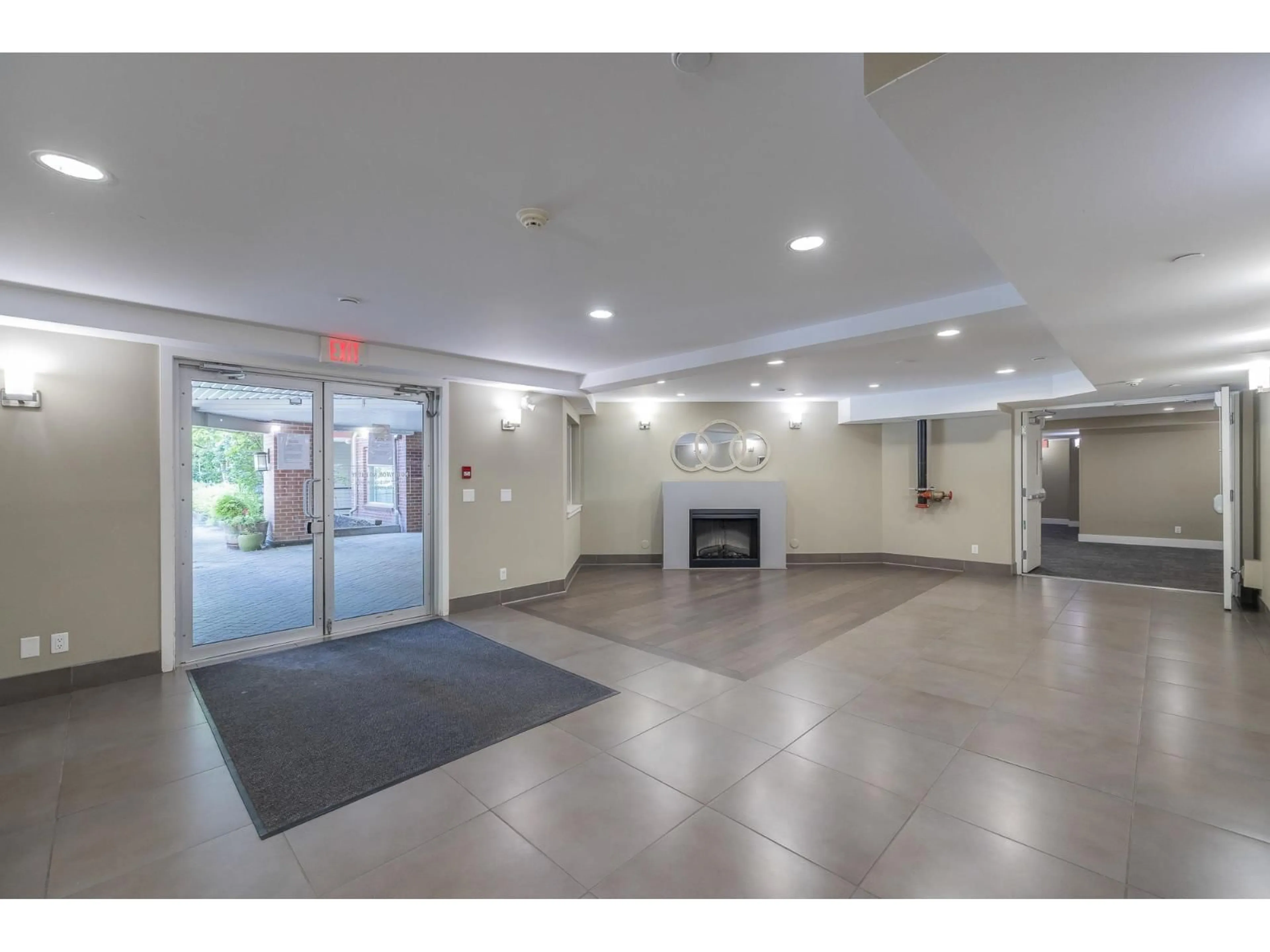 Indoor foyer for 418 - 2233 MCKENZIE ROAD, Abbotsford British Columbia V2S4A1