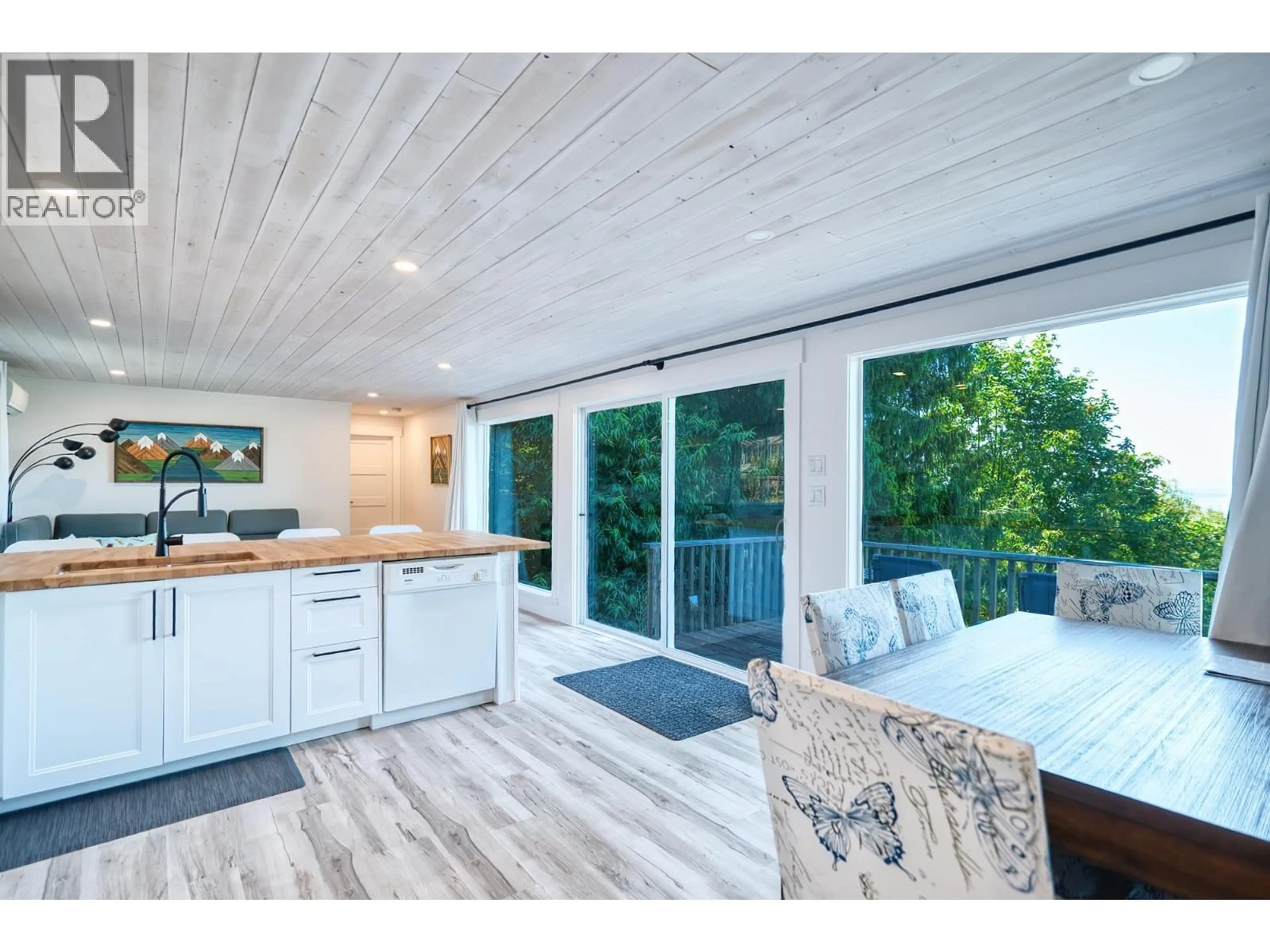 Open concept kitchen, wood/laminate floor for 7949 REDROOFFS ROAD, Halfmoon Bay British Columbia V7Z1C6