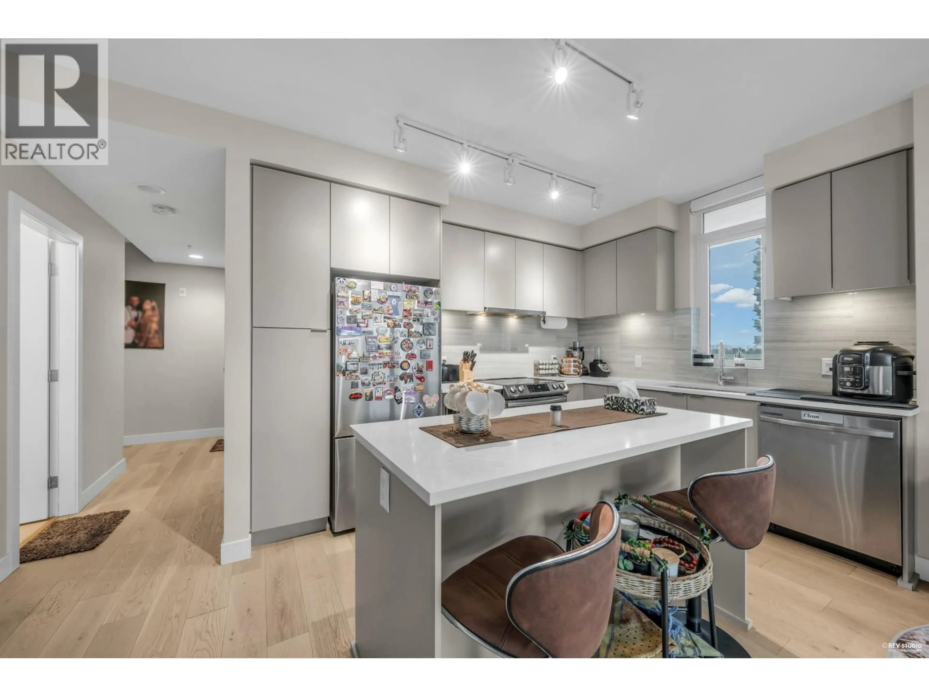 Open concept kitchen, unknown for 702 - 8725 UNIVERSITY CRESCENT, Burnaby British Columbia V5A4Y8