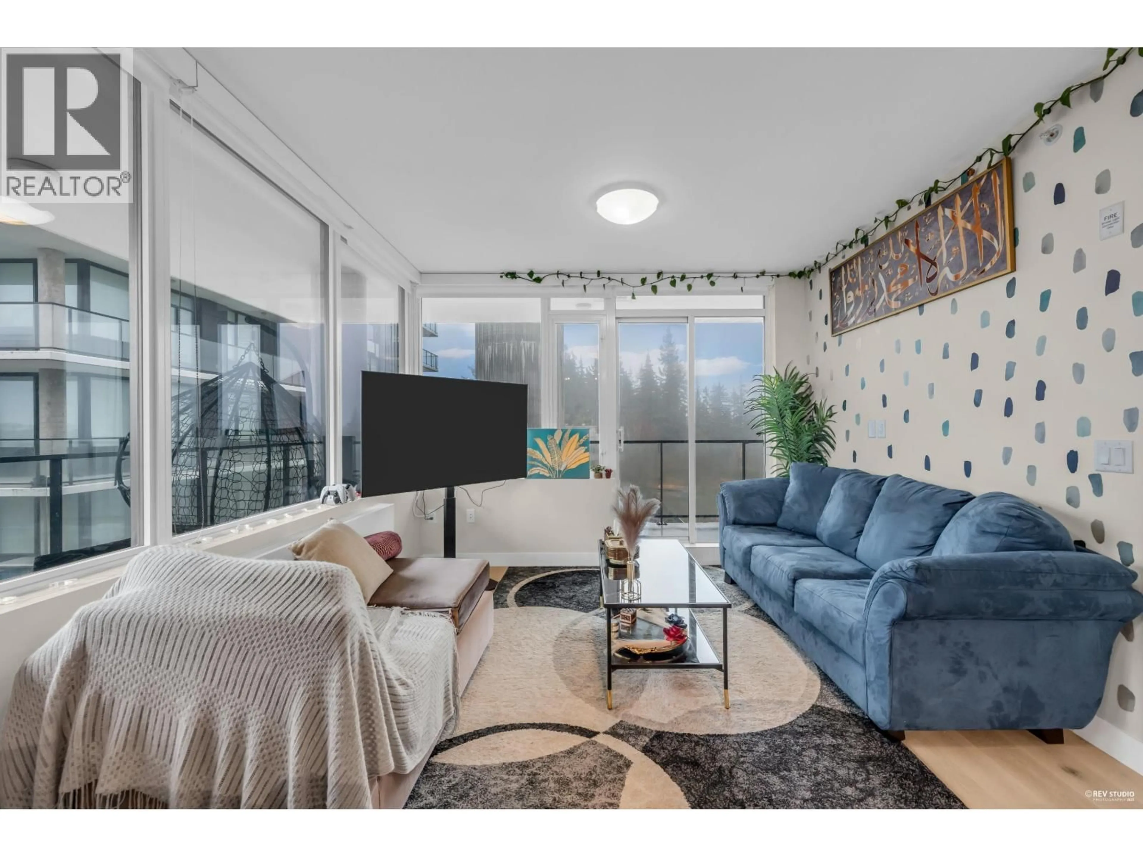 Living room with furniture, unknown for 702 - 8725 UNIVERSITY CRESCENT, Burnaby British Columbia V5A4Y8