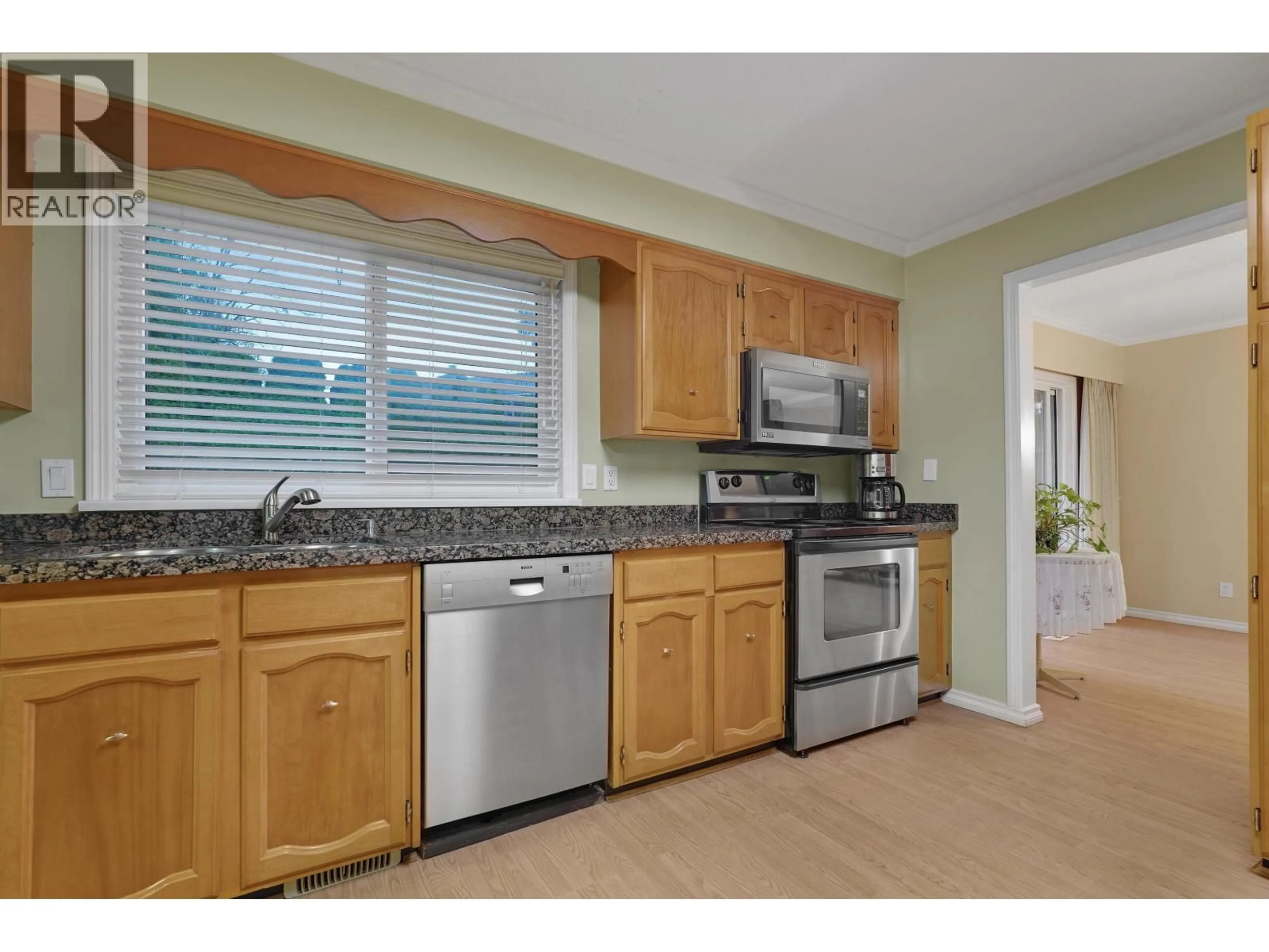 Standard kitchen, ceramic/tile floor for 129 53 STREET, Delta British Columbia V4M3B3