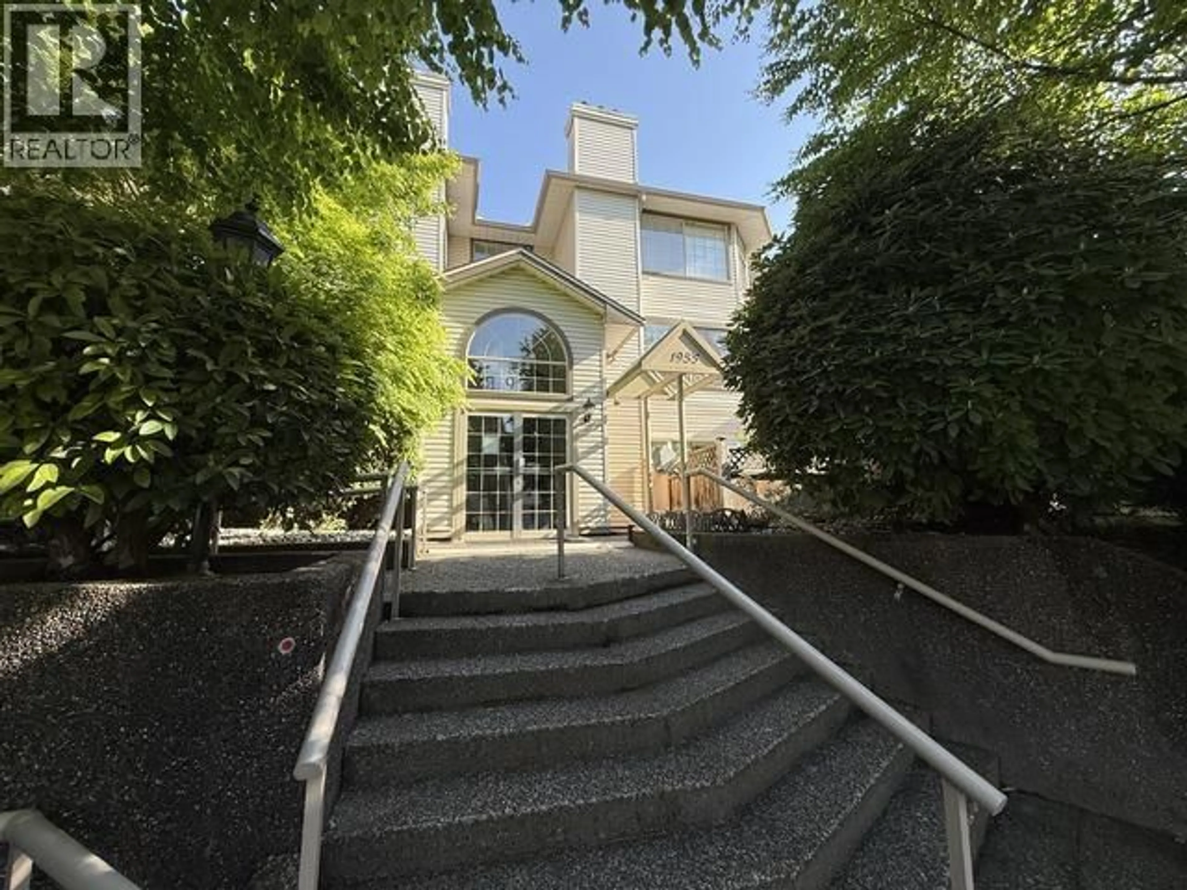 Indoor foyer for 206 - 1955 SUFFOLK AVENUE, Port Coquitlam British Columbia V3B1H3