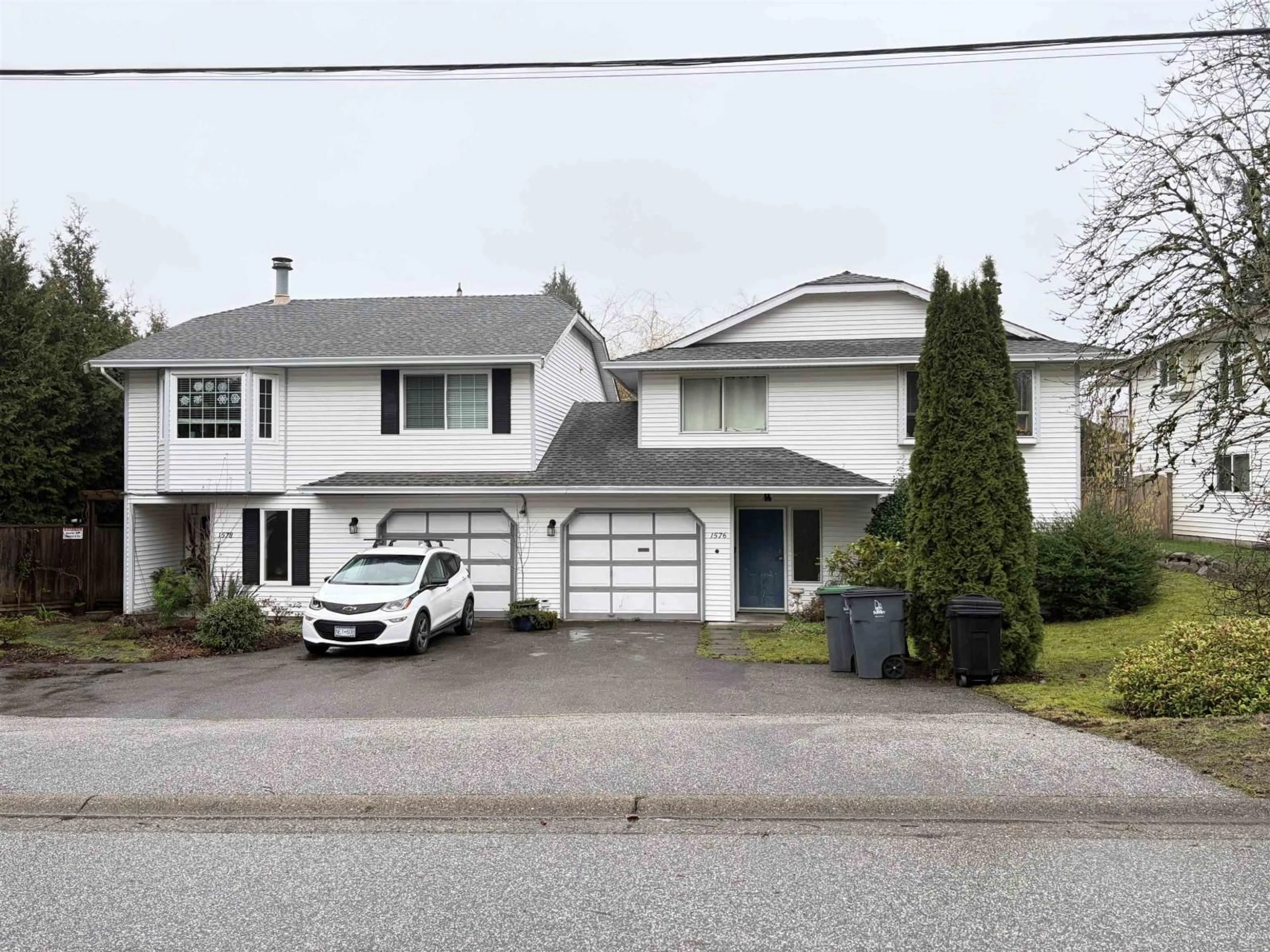 A pic from outside/outdoor area/front of a property/back of a property/a pic from drone, street for 1576 161 STREET, Surrey British Columbia V4A4X8