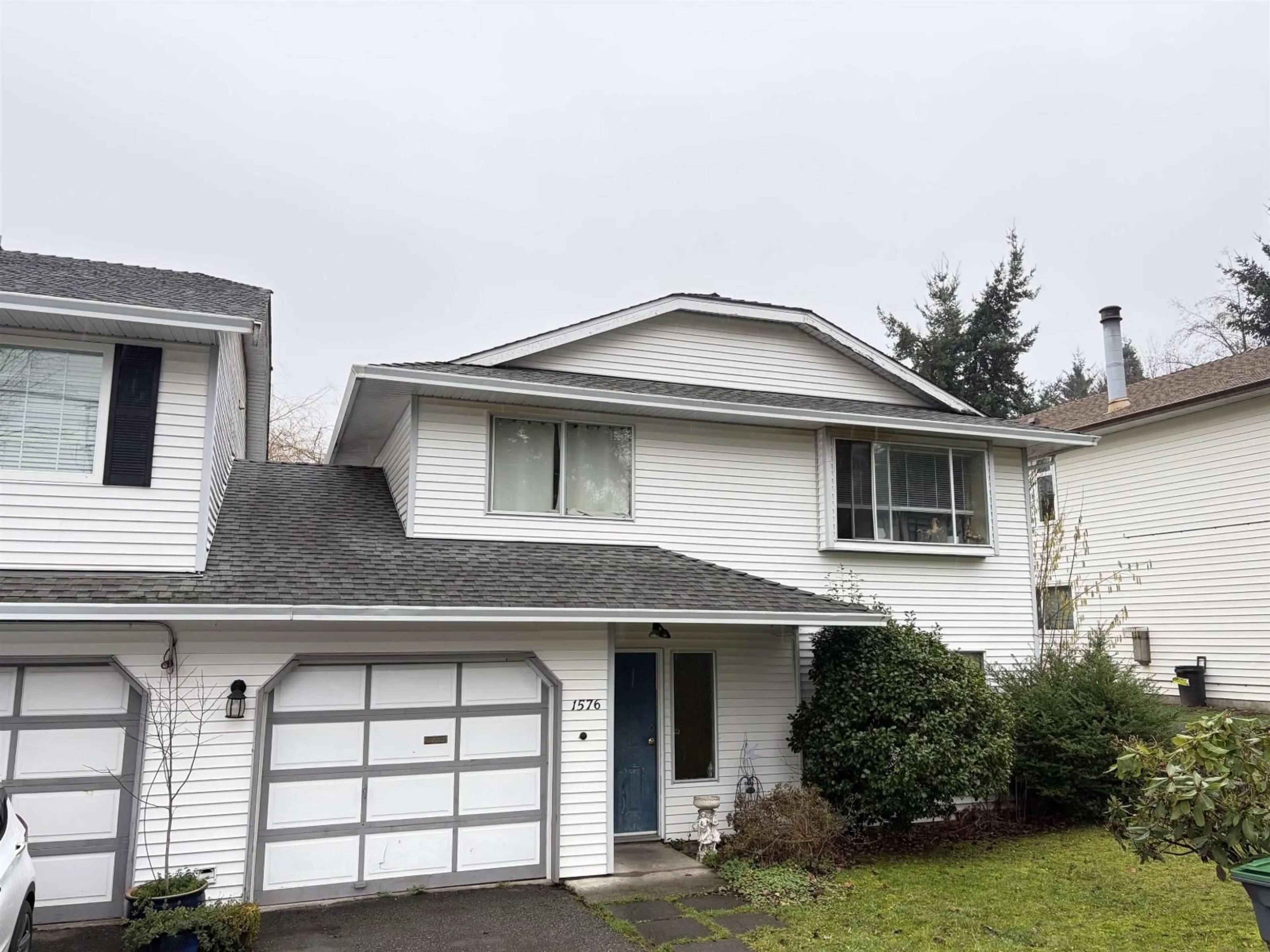 Home with vinyl exterior material, street for 1576 161 STREET, Surrey British Columbia V4A4X8