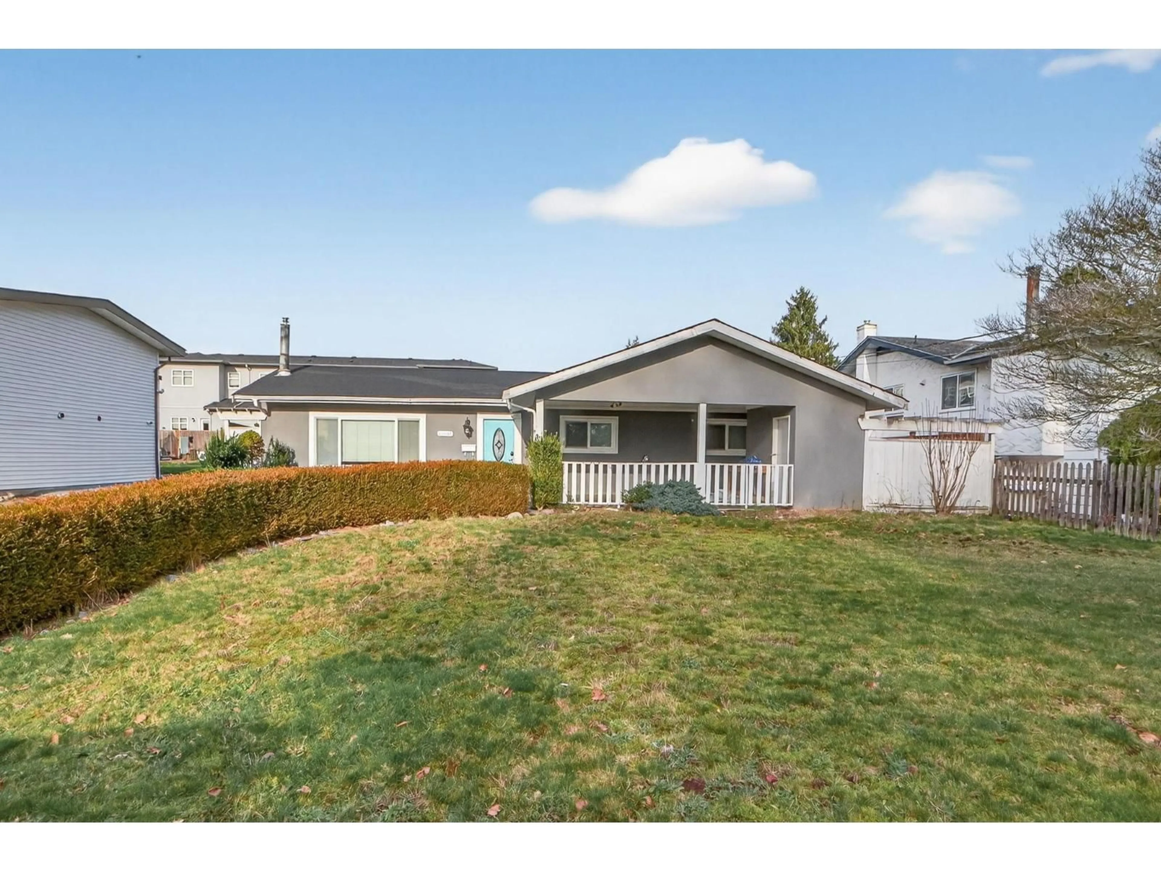 Home with vinyl exterior material, street for 32035 SCOTT AVENUE, Mission British Columbia V2V1C1