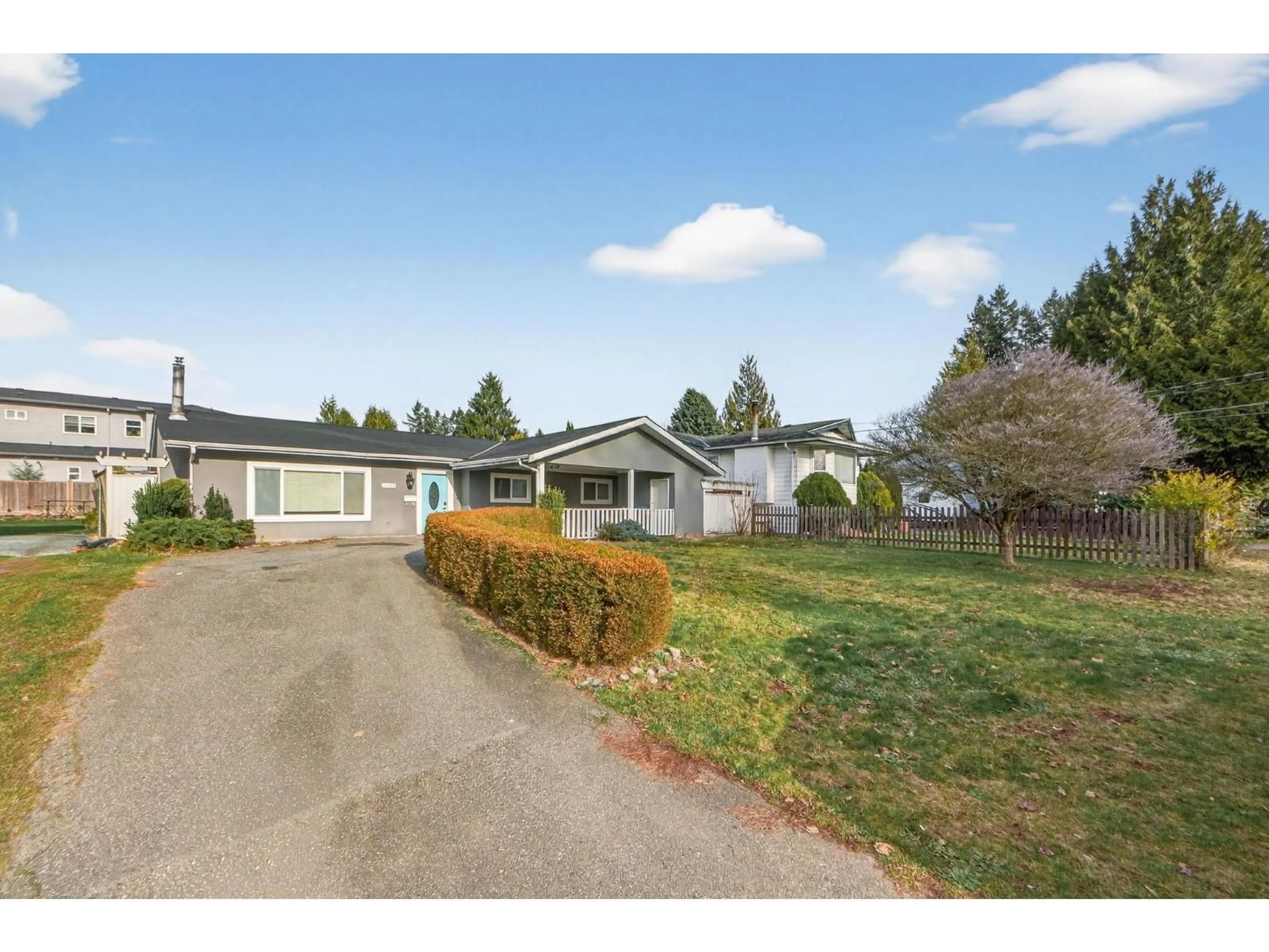 A pic from outside/outdoor area/front of a property/back of a property/a pic from drone, street for 32035 SCOTT AVENUE, Mission British Columbia V2V1C1