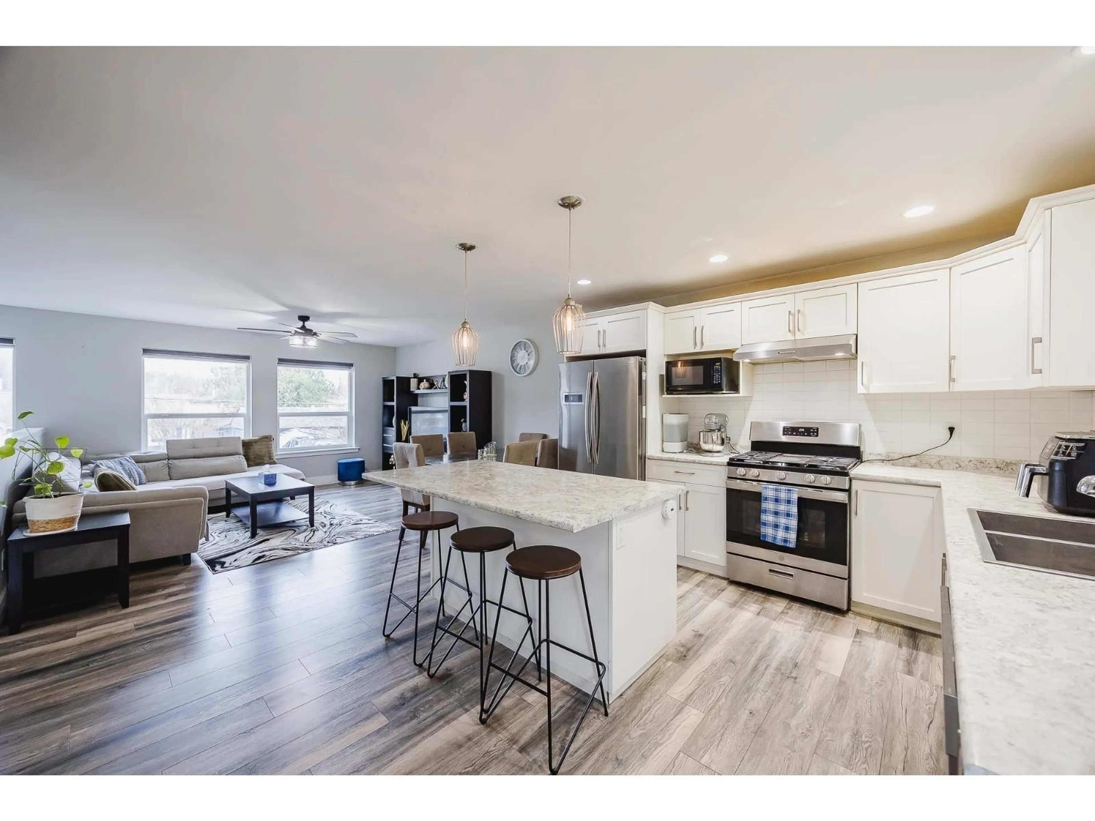 Open concept kitchen, wood/laminate floor for 45614 HERRON AVENUE, Chilliwack British Columbia V2P3G9