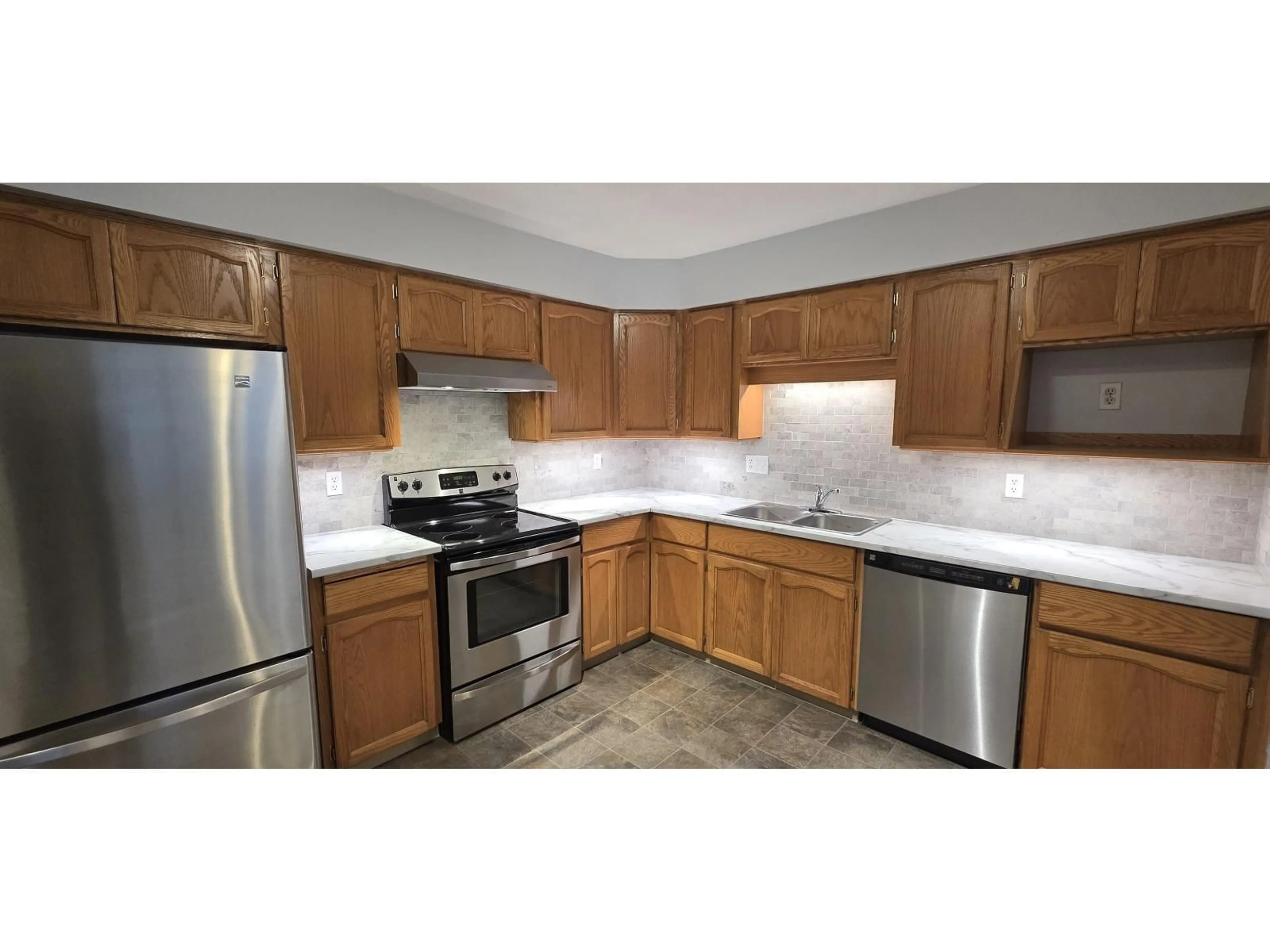 Standard kitchen, ceramic/tile floor for 101 - 33090 GEORGE FERGUSON WAY, Abbotsford British Columbia V2S6Y2