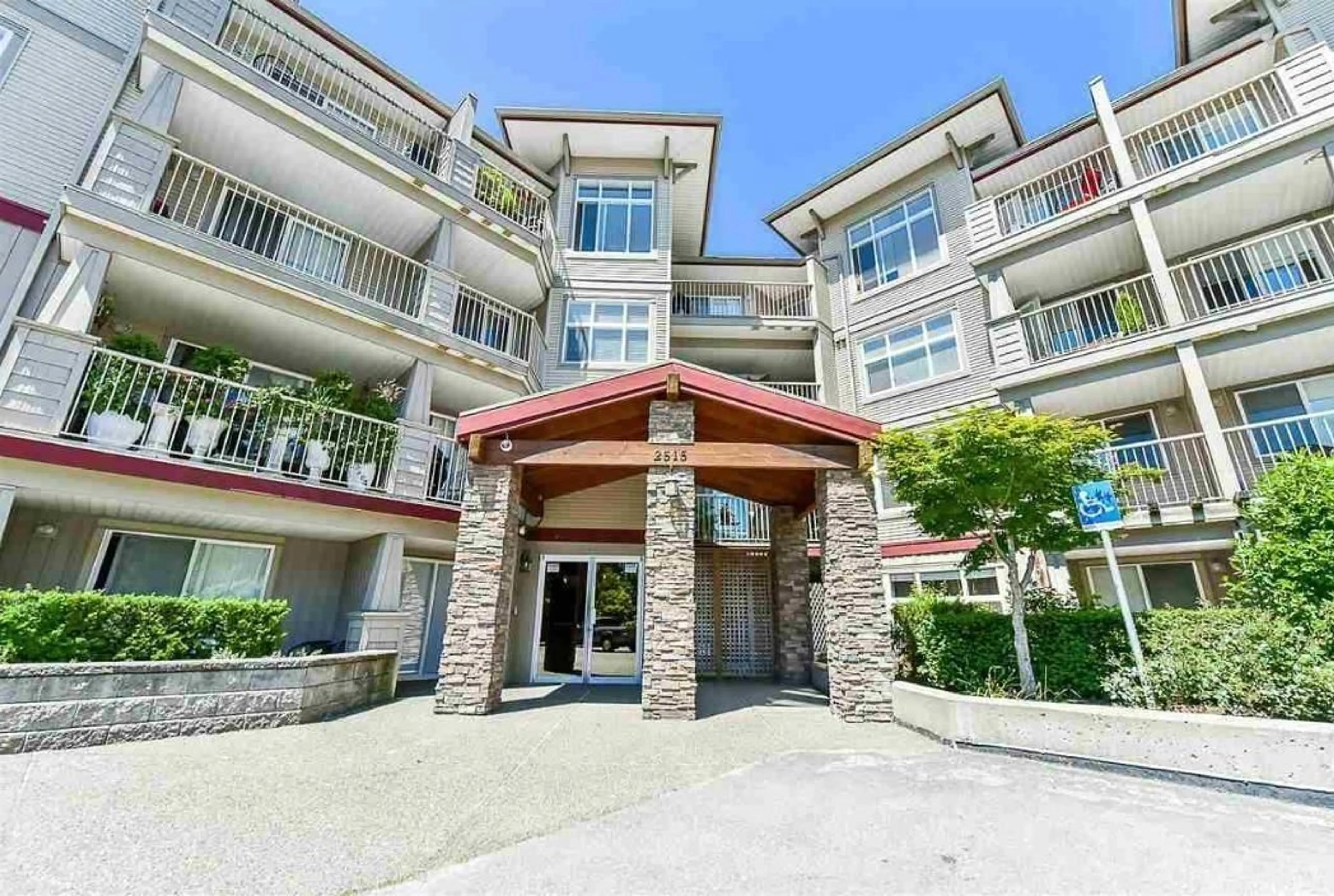 Indoor foyer for 101 - 2515 PARK DRIVE, Abbotsford British Columbia V2S4C5