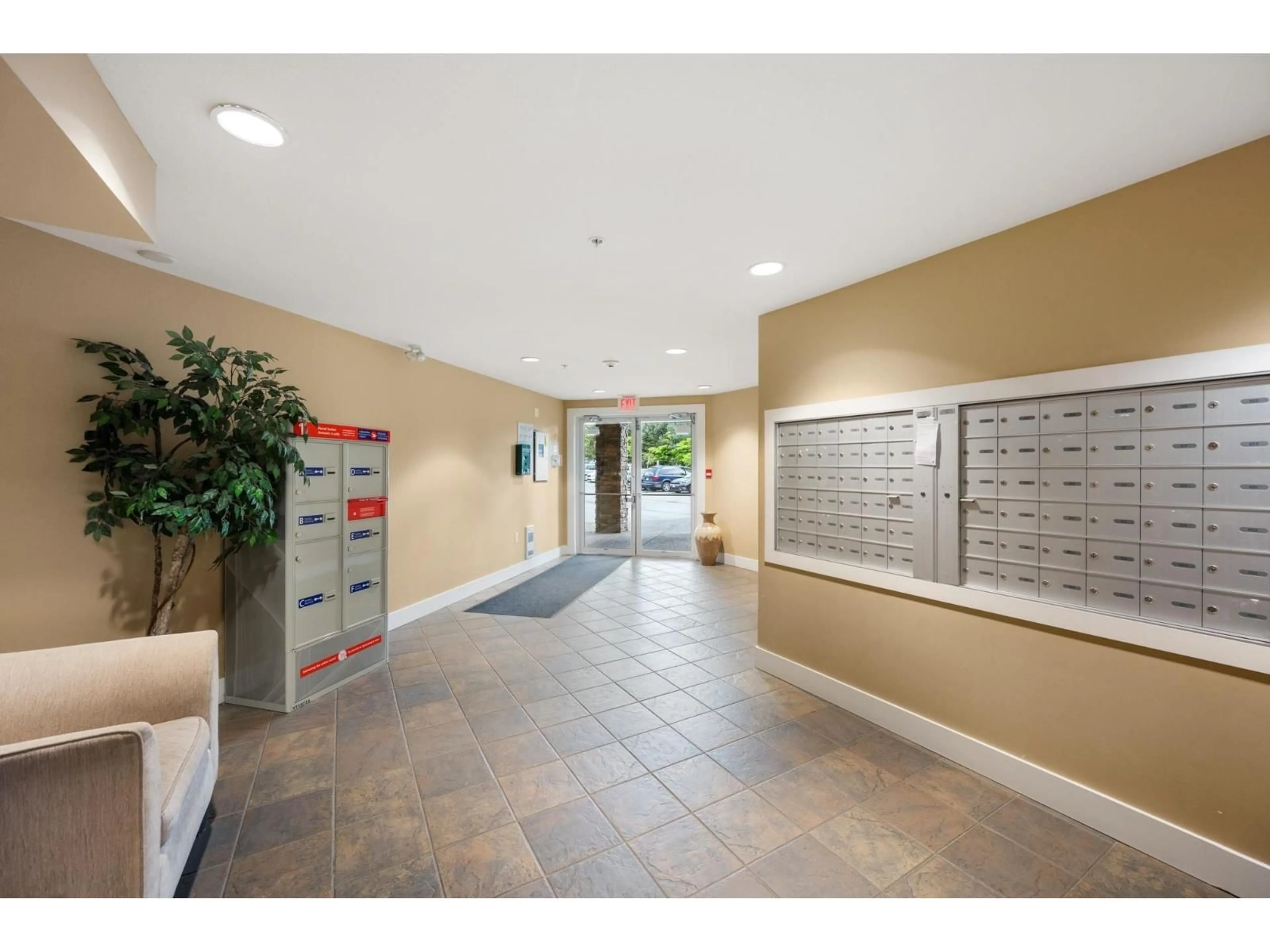 Indoor foyer for 101 - 2515 PARK DRIVE, Abbotsford British Columbia V2S4C5