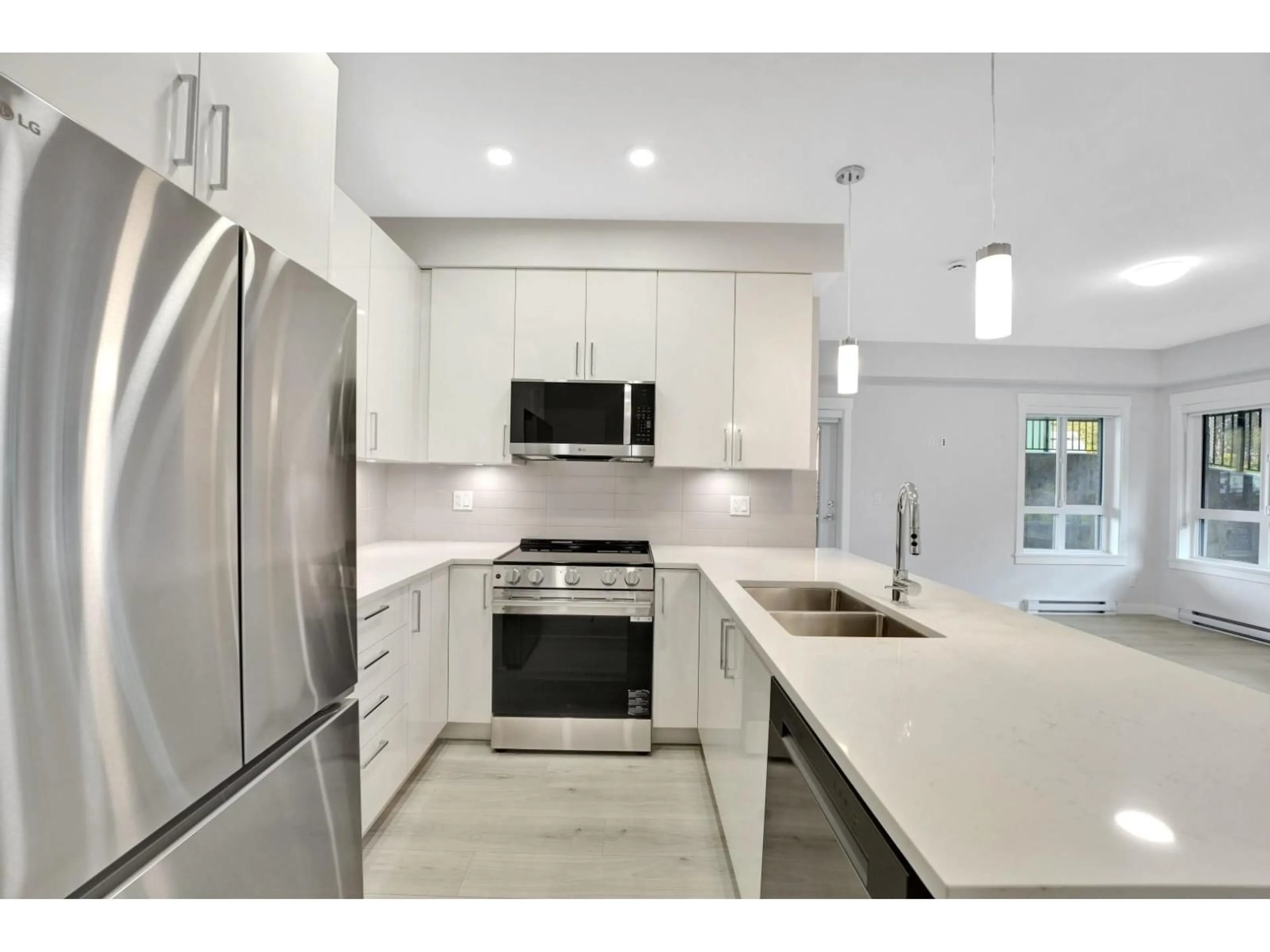 Open concept kitchen, ceramic/tile floor for 505 - 33886 PINE STREET, Abbotsford British Columbia V0V0V0