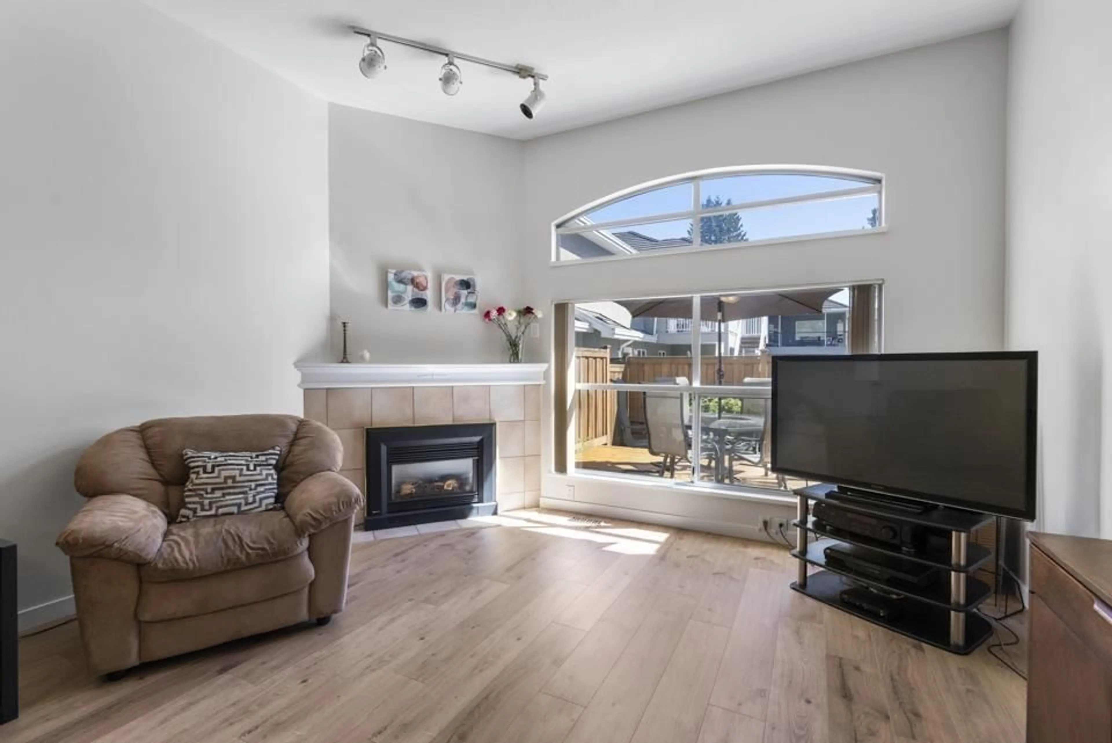 Living room with furniture, wood/laminate floor for 18 - 8257 121A STREET, Surrey British Columbia V3W3R4