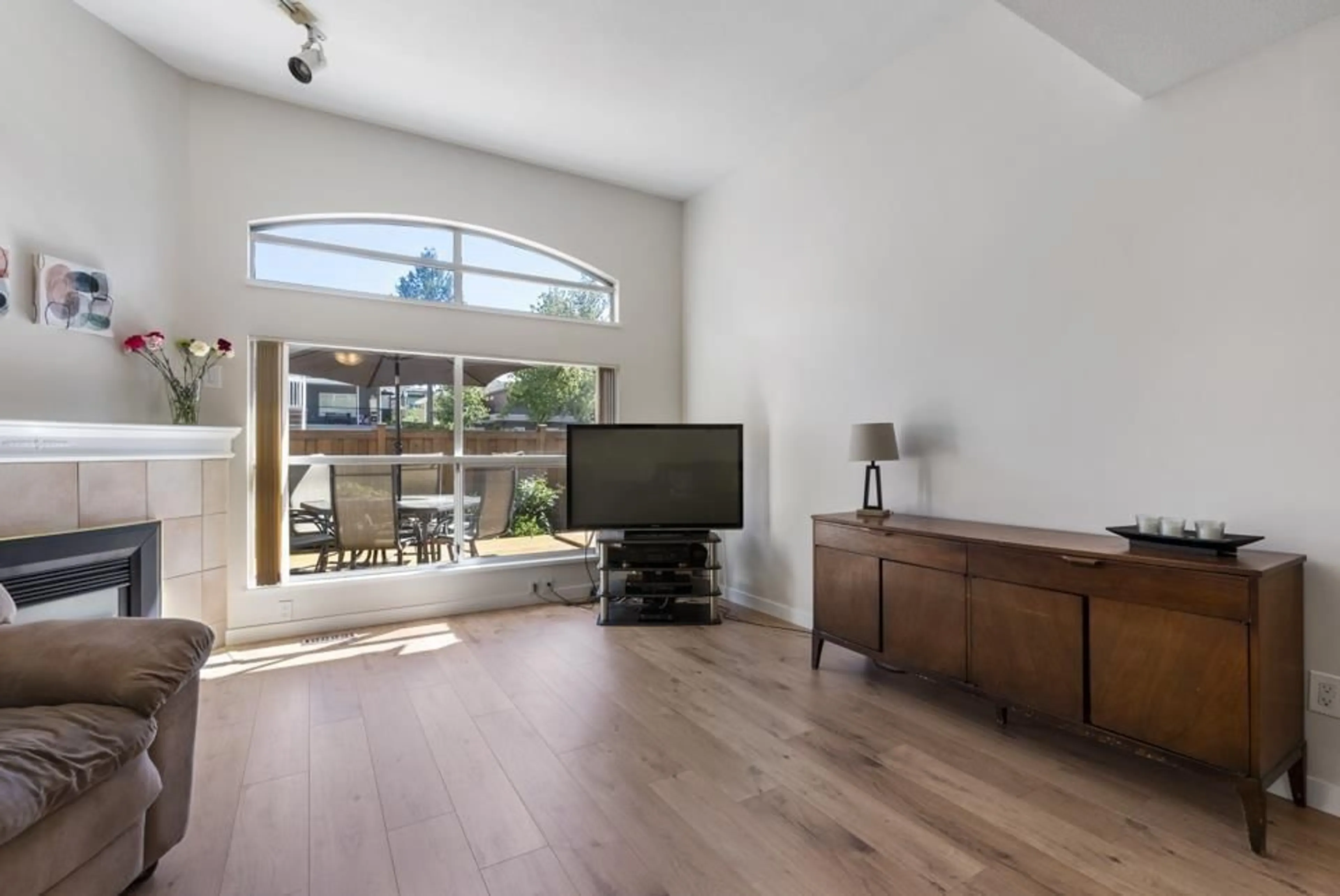 Living room with furniture, wood/laminate floor for 18 - 8257 121A STREET, Surrey British Columbia V3W3R4