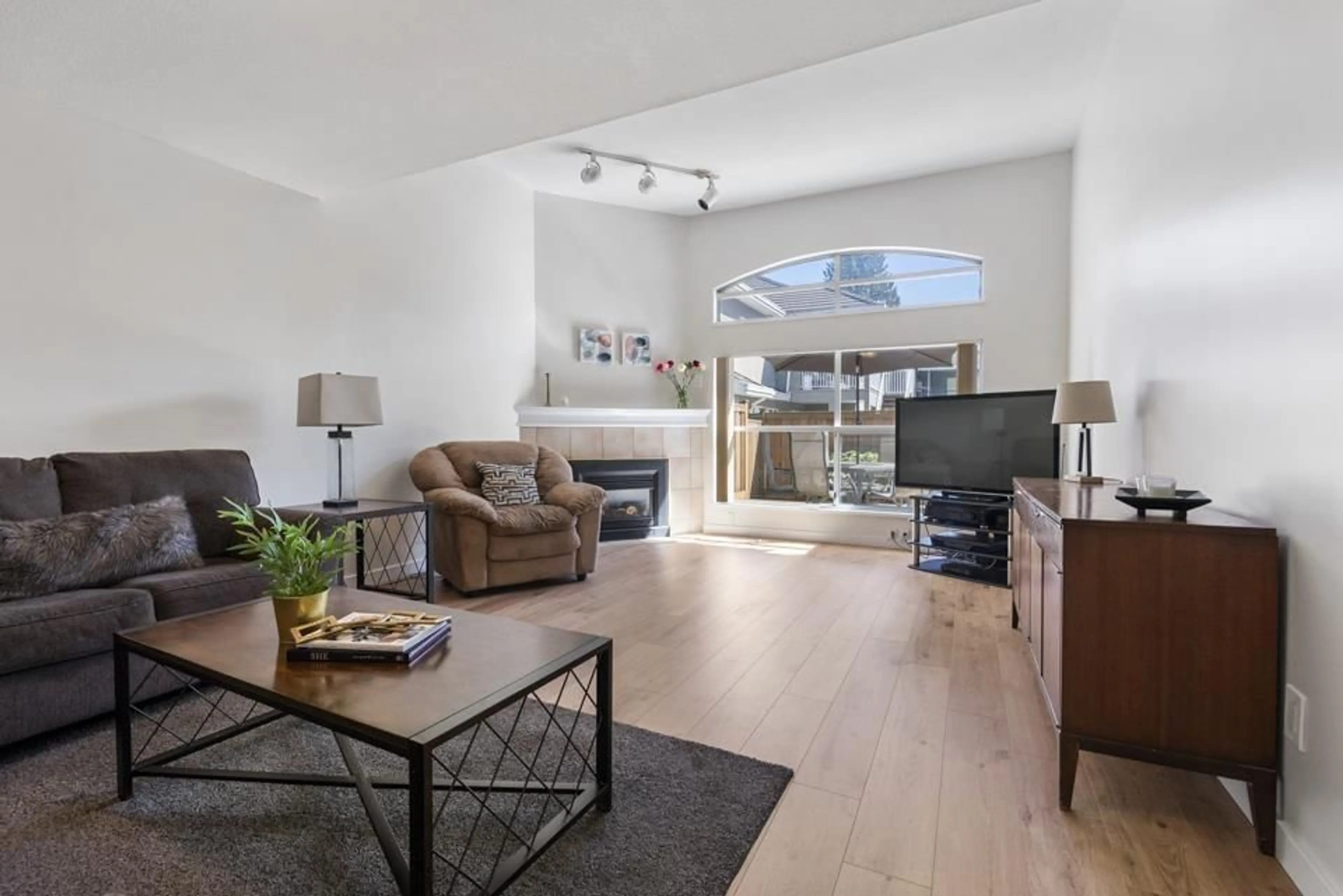 Living room with furniture, wood/laminate floor for 18 - 8257 121A STREET, Surrey British Columbia V3W3R4