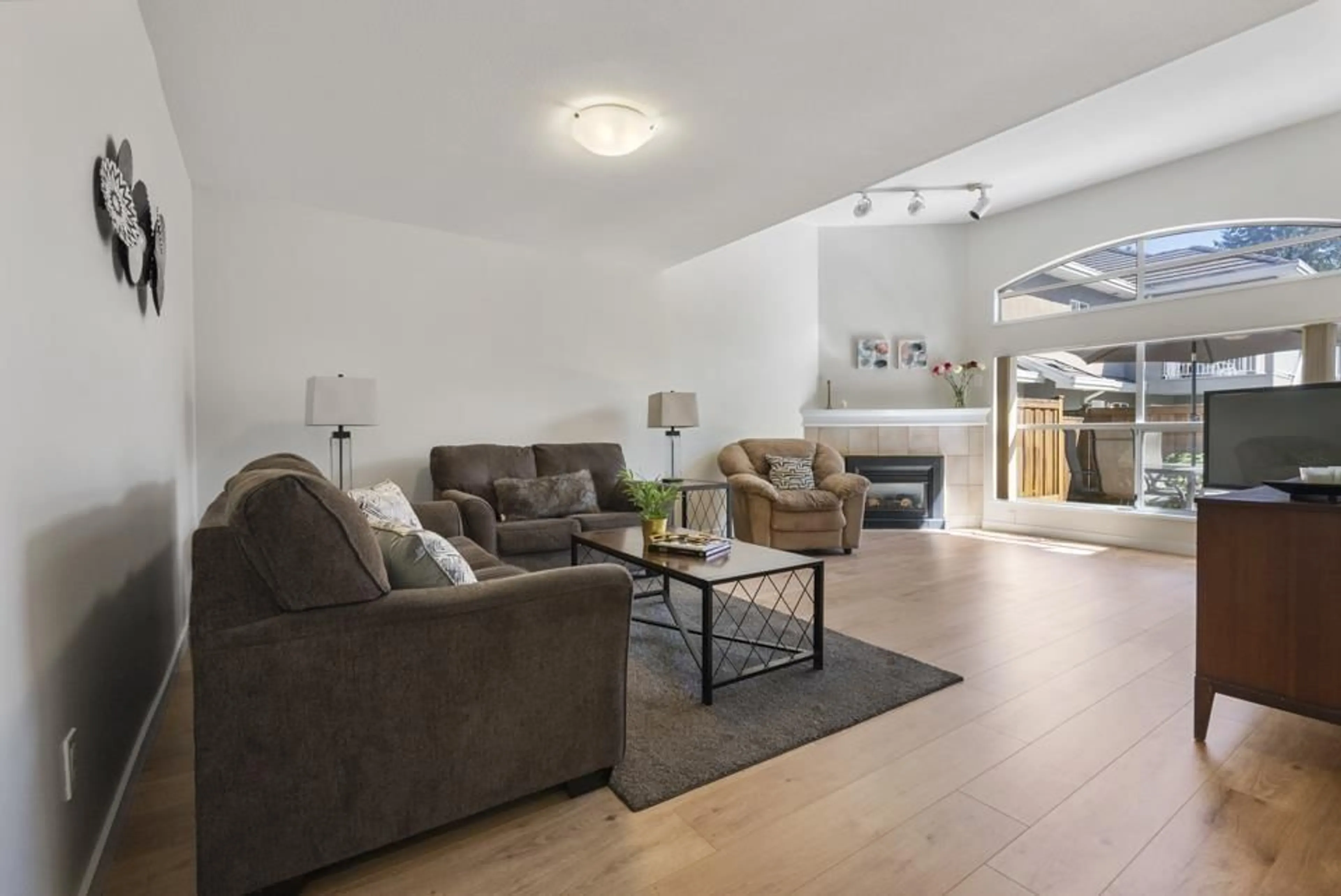 Living room with furniture, unknown for 18 - 8257 121A STREET, Surrey British Columbia V3W3R4