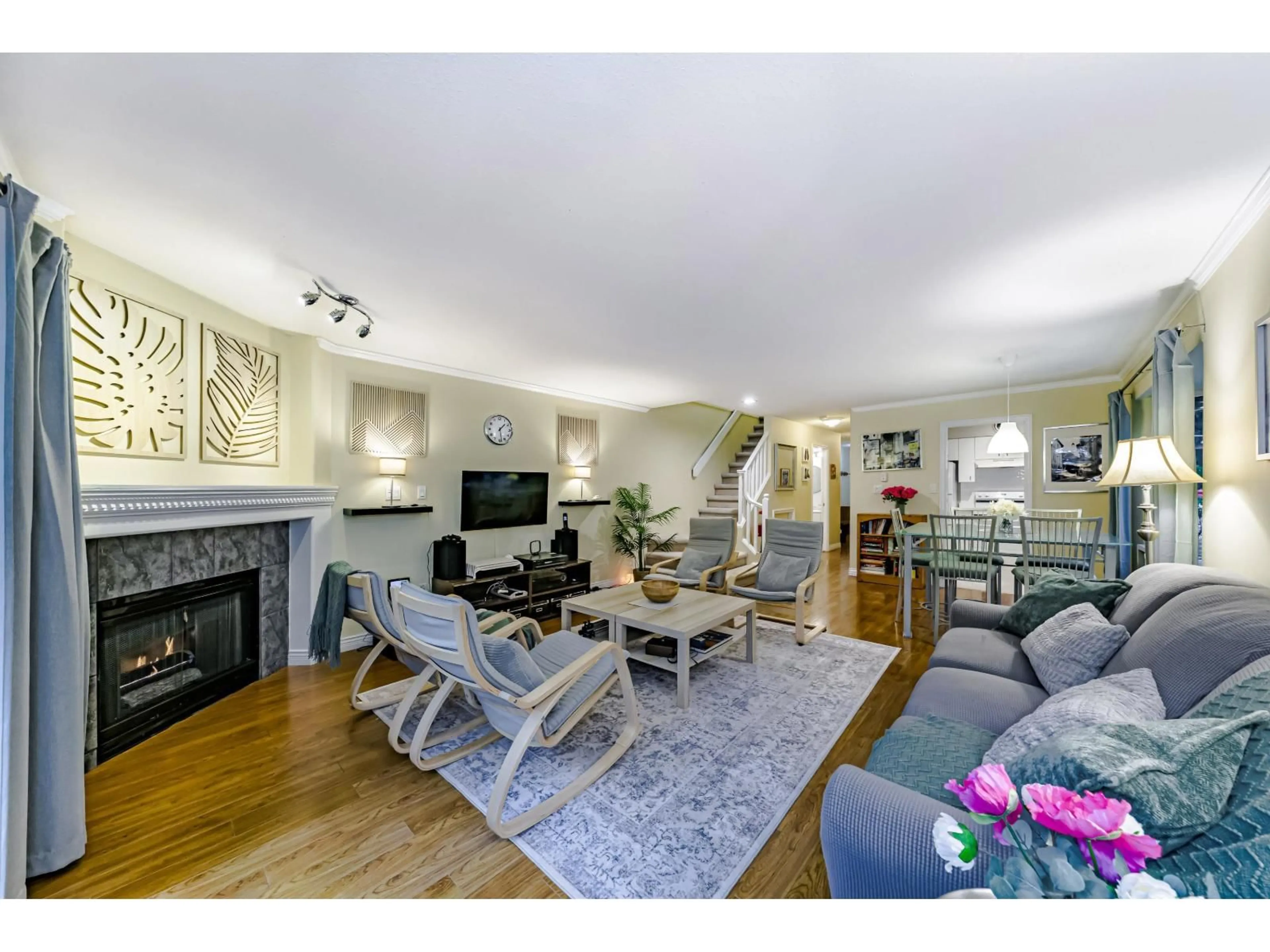 Living room with furniture, wood/laminate floor for 11 - 1828 LILAC DRIVE, Surrey British Columbia V4A5C9