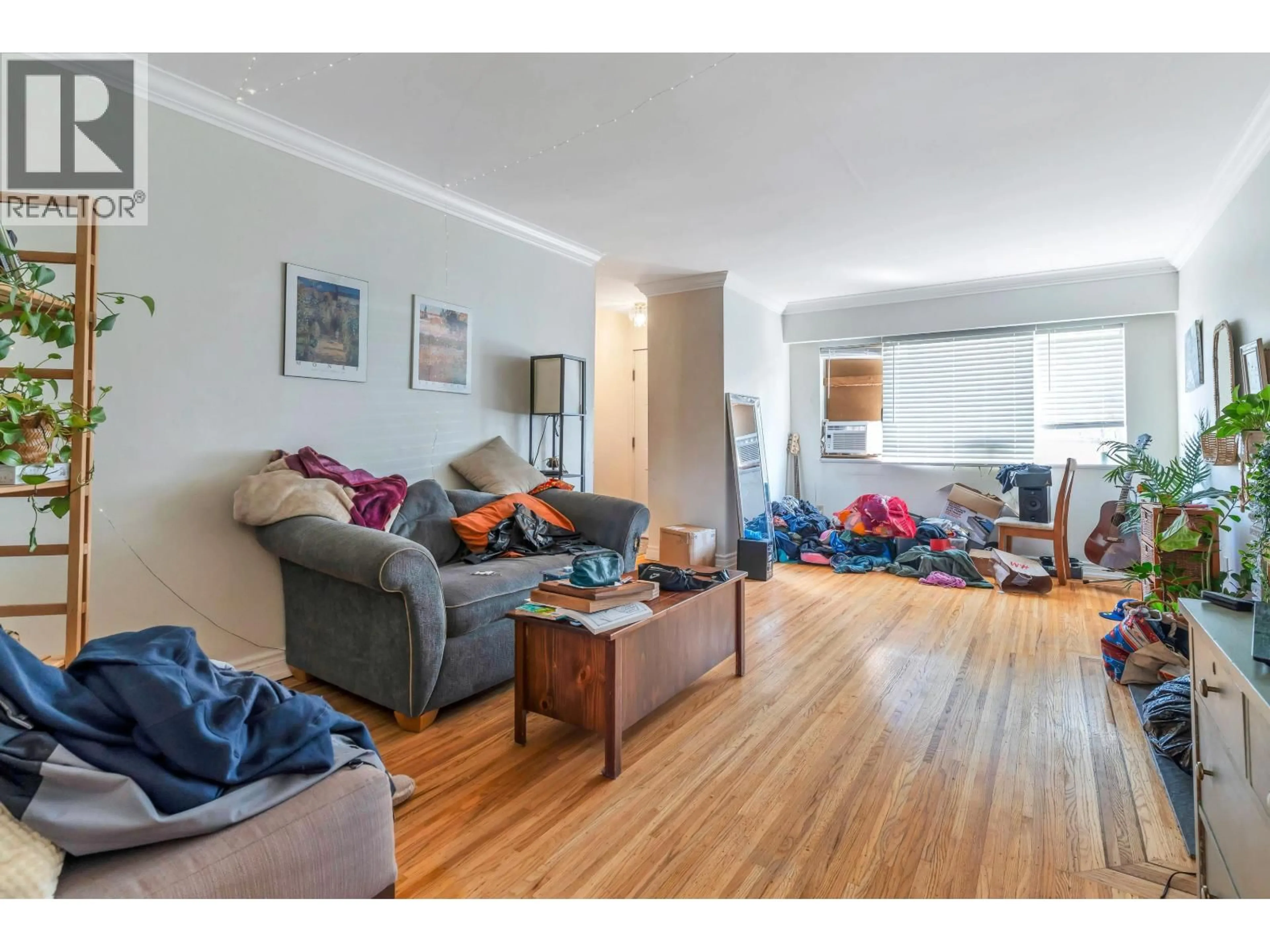 Living room with furniture, wood/laminate floor for 5755 DUMFRIES STREET, Vancouver British Columbia V5P3A7