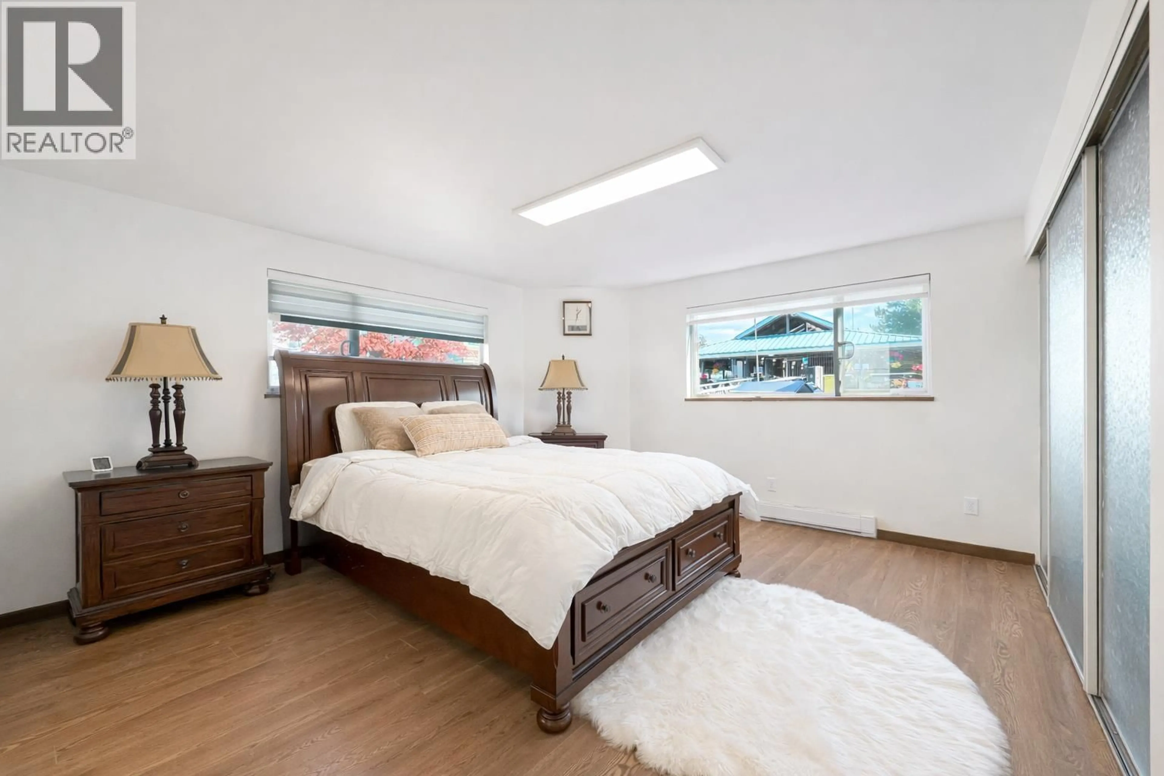 Bedroom with bed, wood/laminate floor for 14 - 3459 RIVER ROAD, Delta British Columbia V4K4Y6
