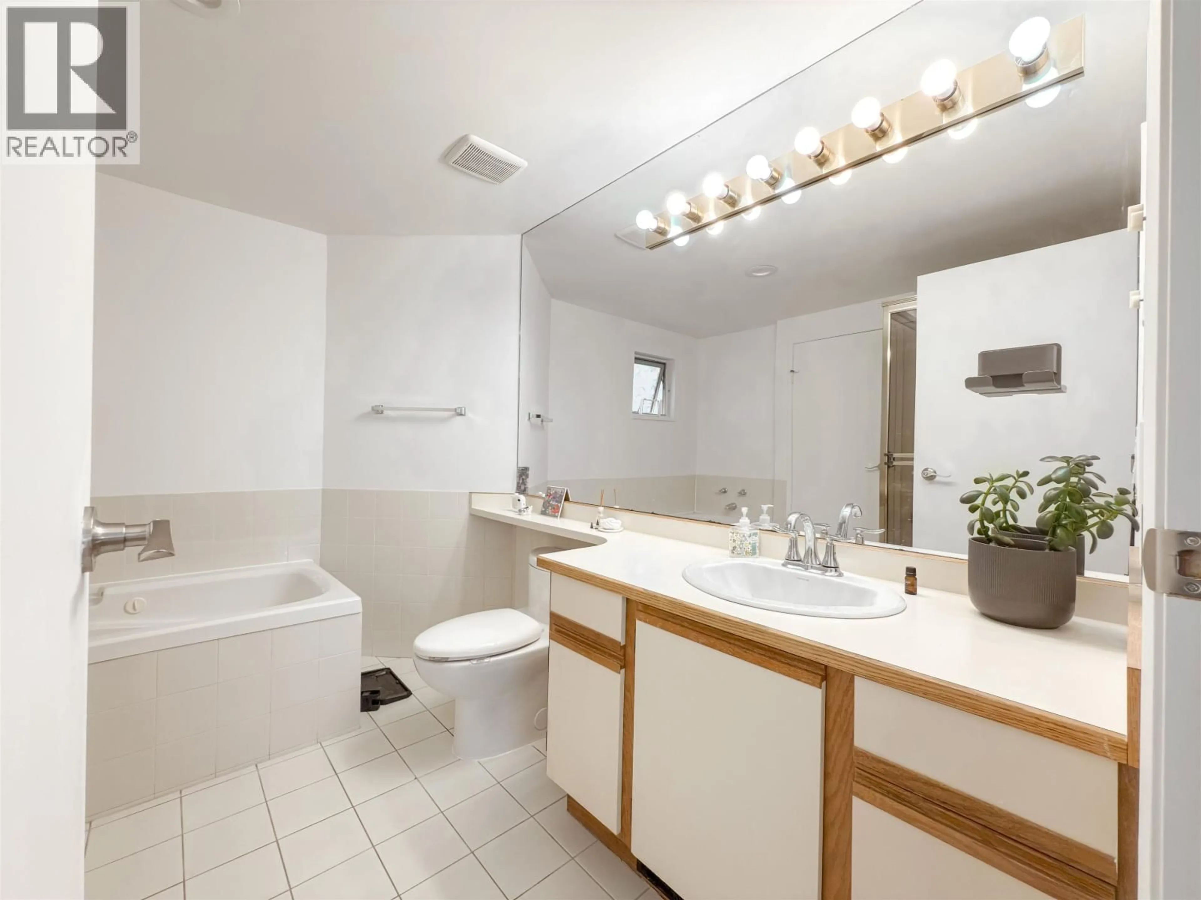 Standard bathroom, ceramic/tile floor for 14 - 3459 RIVER ROAD, Delta British Columbia V4K4Y6