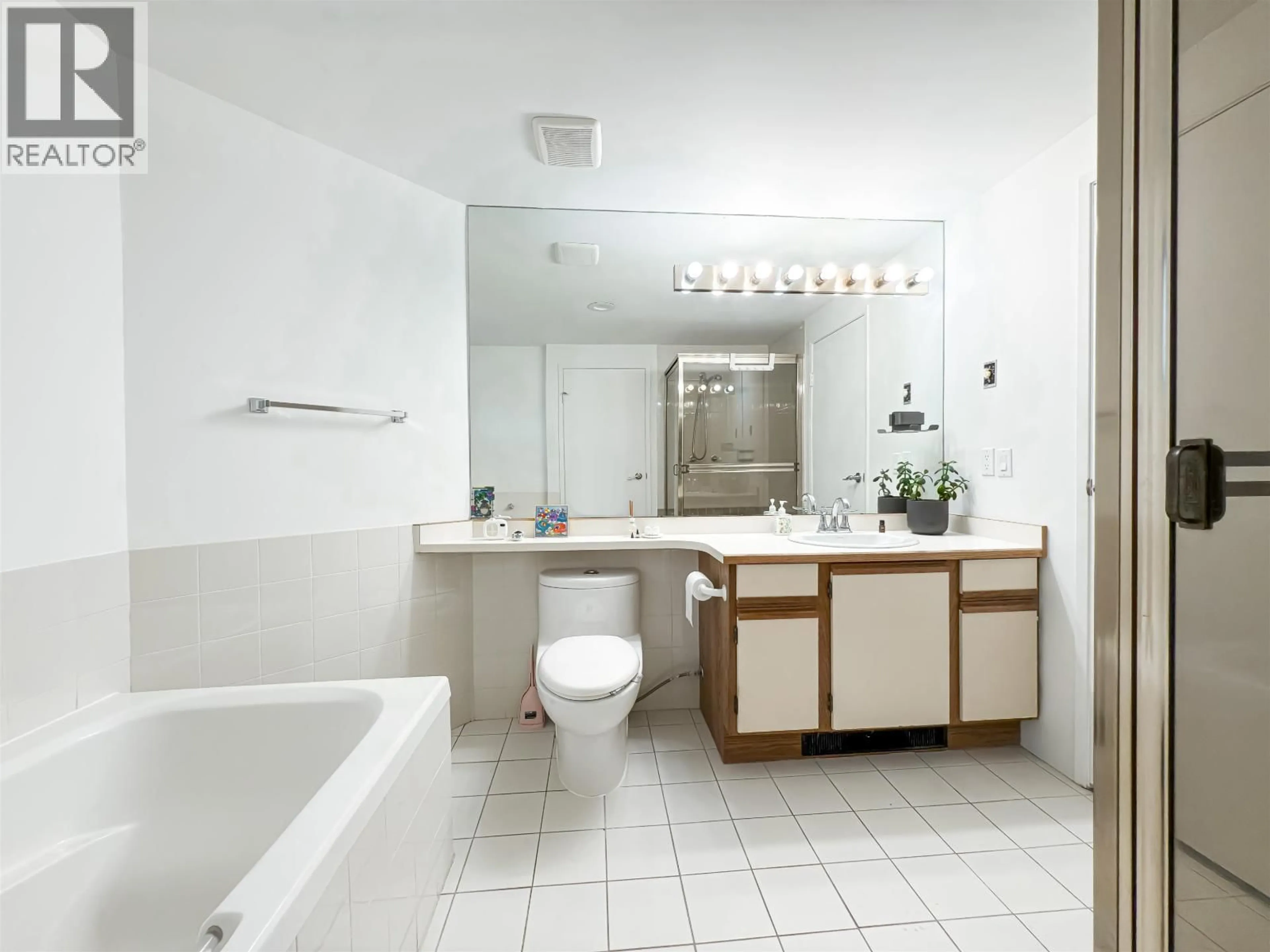 Standard bathroom, ceramic/tile floor for 14 - 3459 RIVER ROAD, Delta British Columbia V4K4Y6
