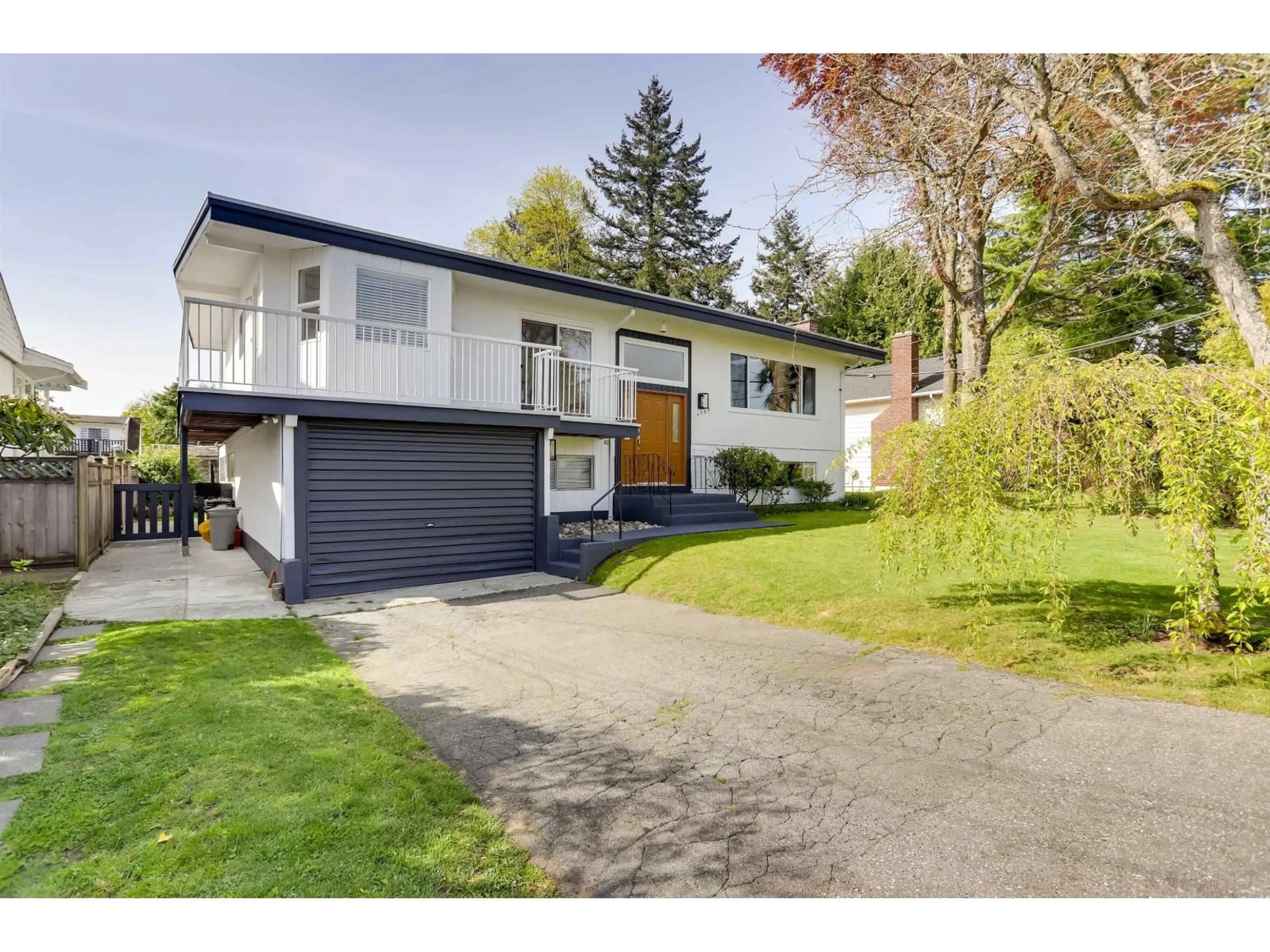 Home with vinyl exterior material, street for 15568 THRIFT AVENUE, White Rock British Columbia V4B2L9