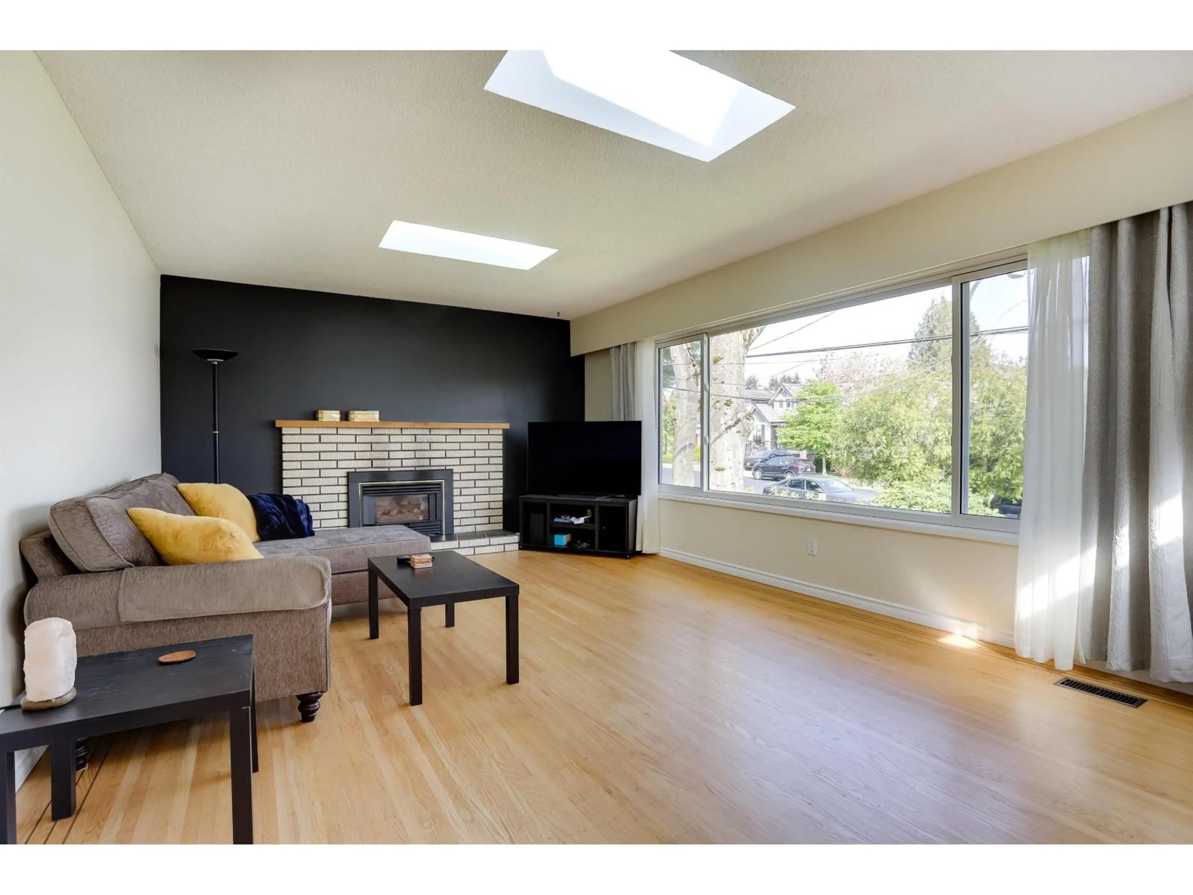 Living room with furniture, wood/laminate floor for 15568 THRIFT AVENUE, White Rock British Columbia V4B2L9