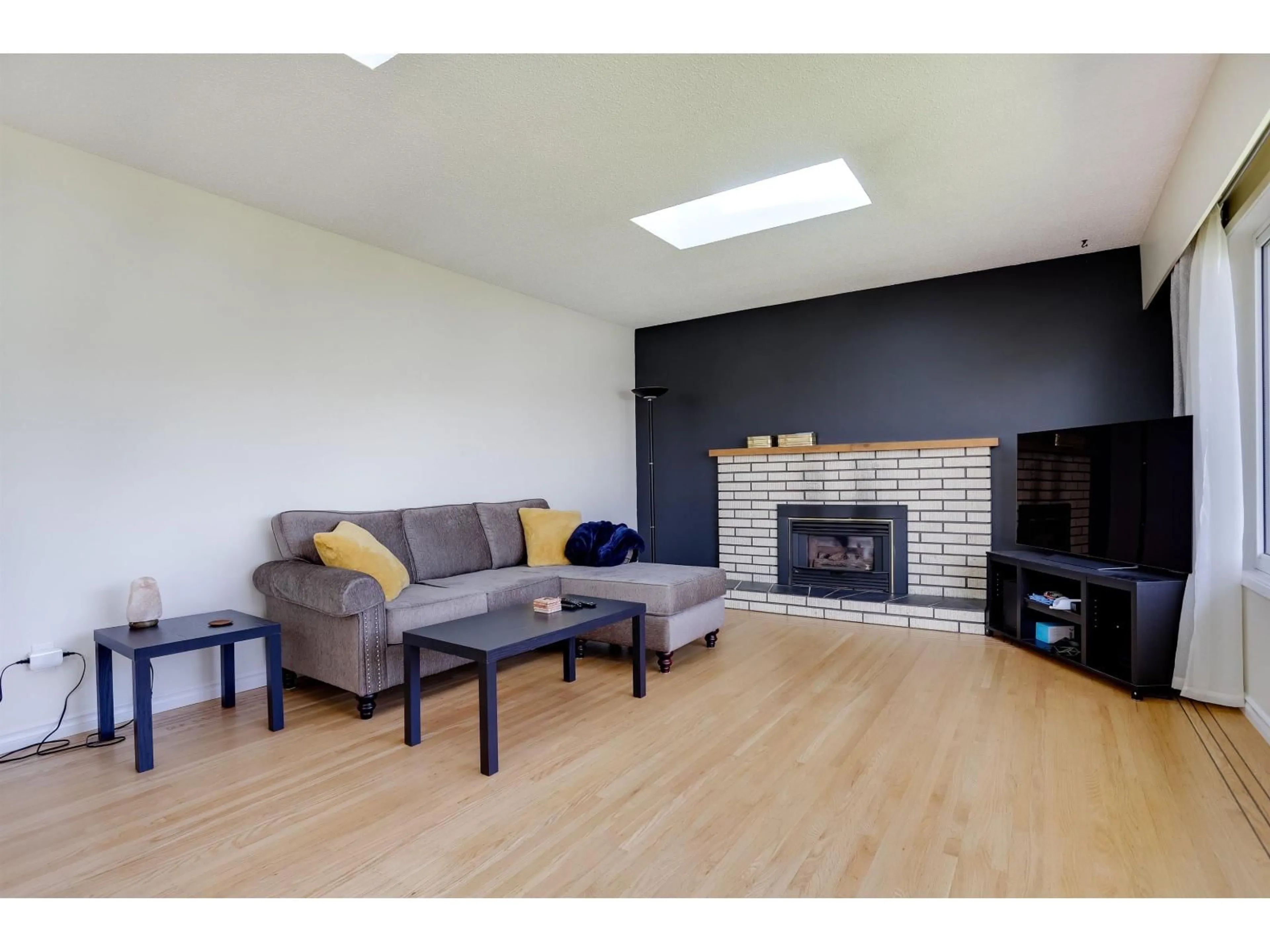 Living room with furniture, wood/laminate floor for 15568 THRIFT AVENUE, White Rock British Columbia V4B2L9