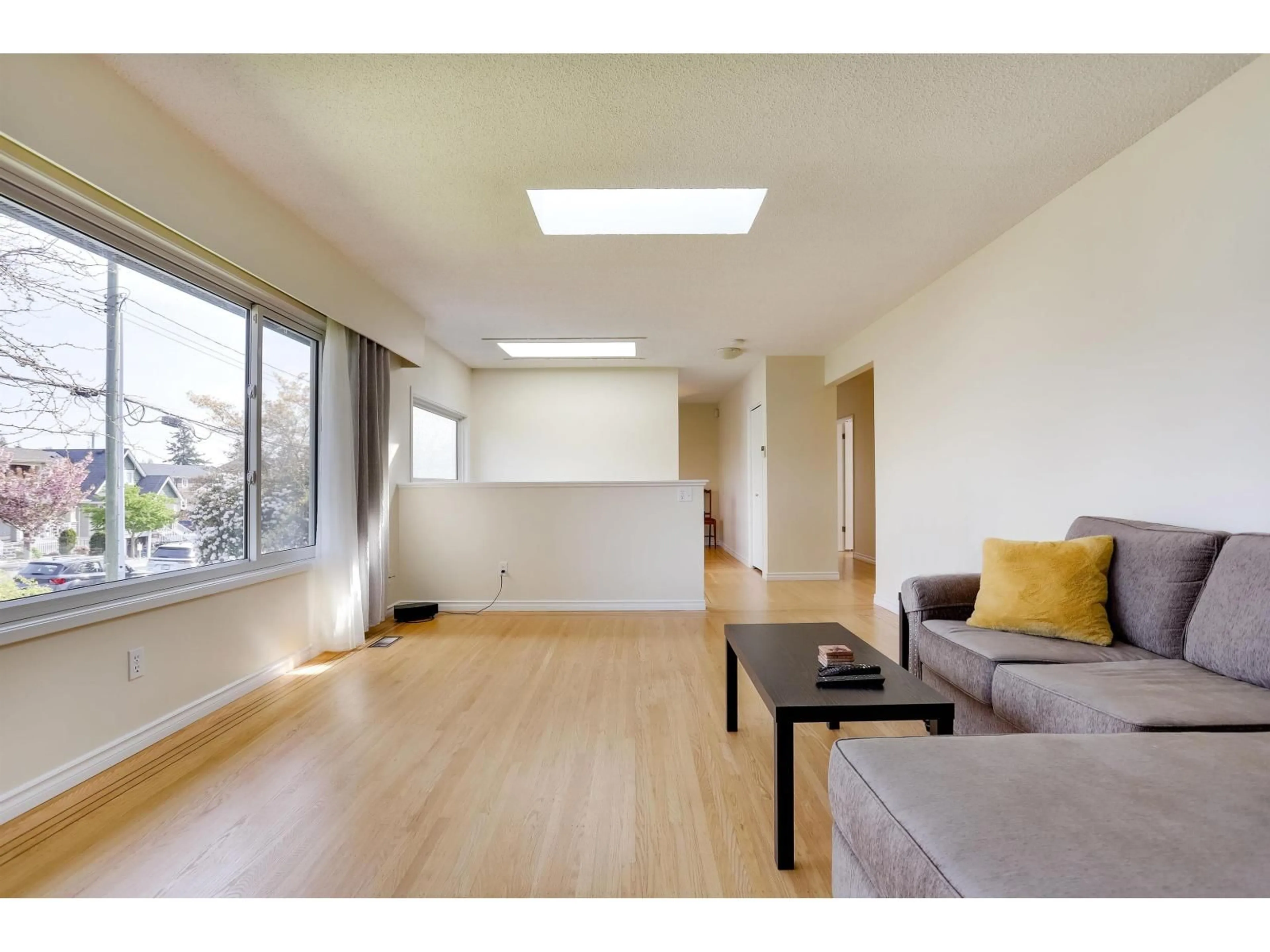 Living room with furniture, wood/laminate floor for 15568 THRIFT AVENUE, White Rock British Columbia V4B2L9