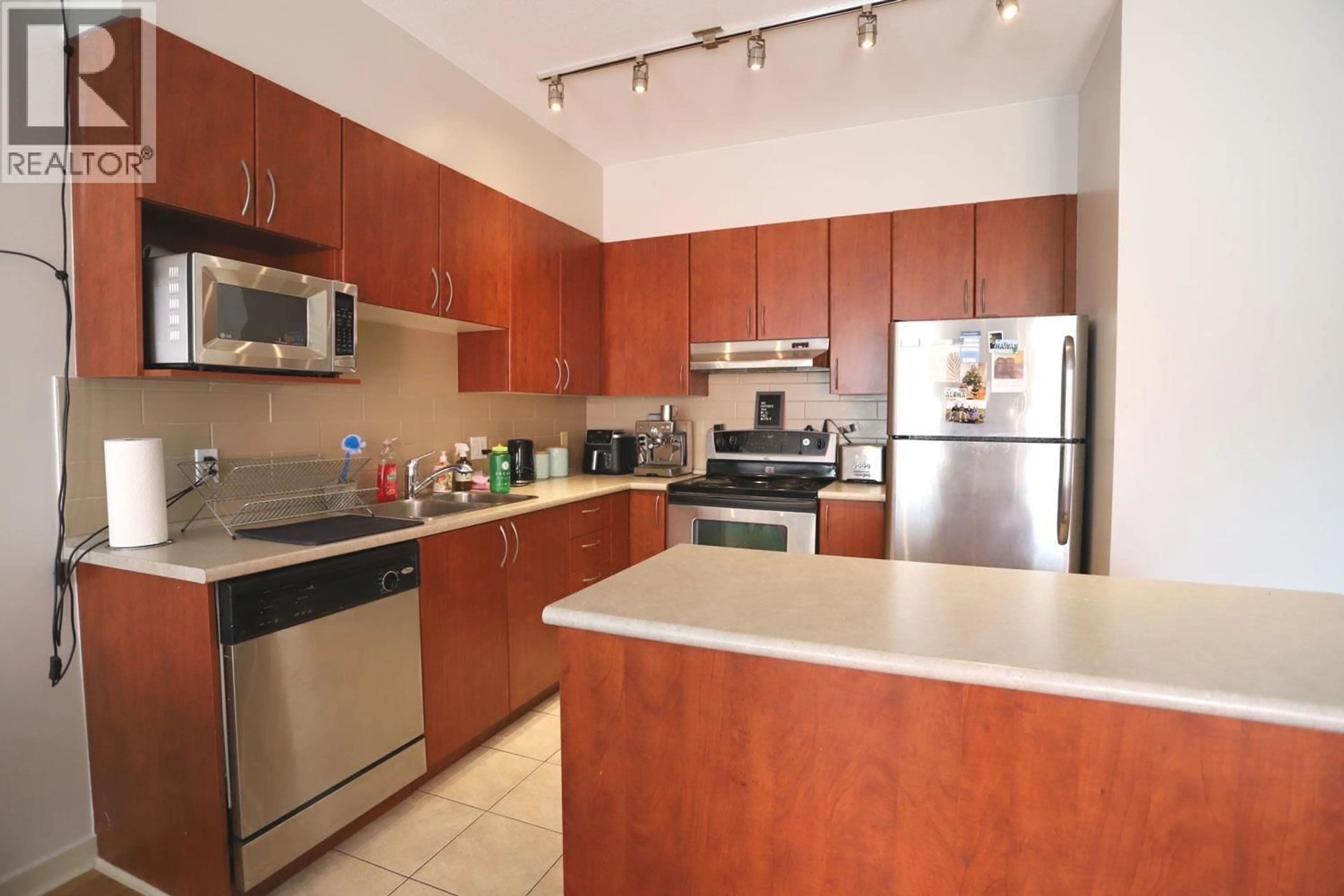 Standard kitchen, unknown for 215 - 40437 TANTALUS ROAD, Squamish British Columbia V0N1T0