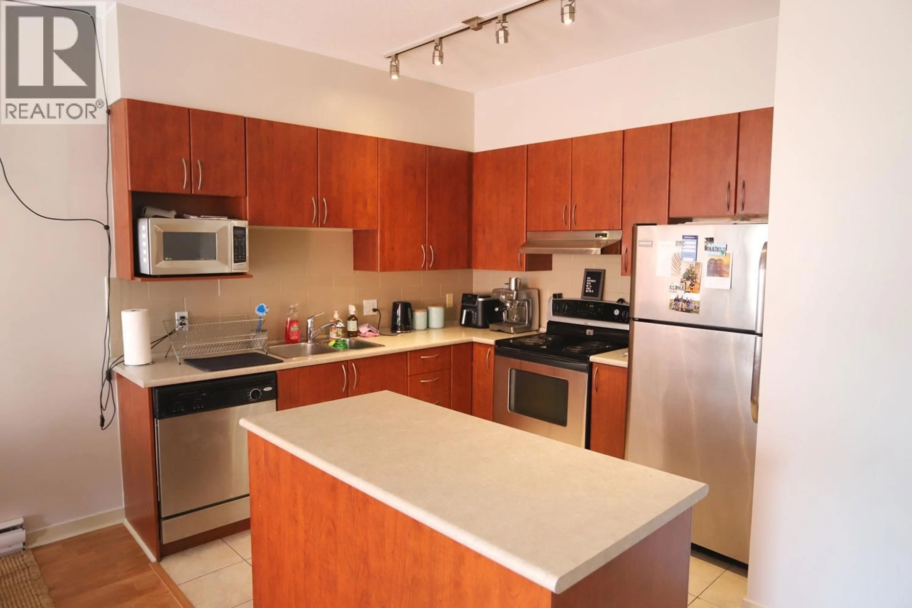 Standard kitchen, unknown for 215 - 40437 TANTALUS ROAD, Squamish British Columbia V0N1T0