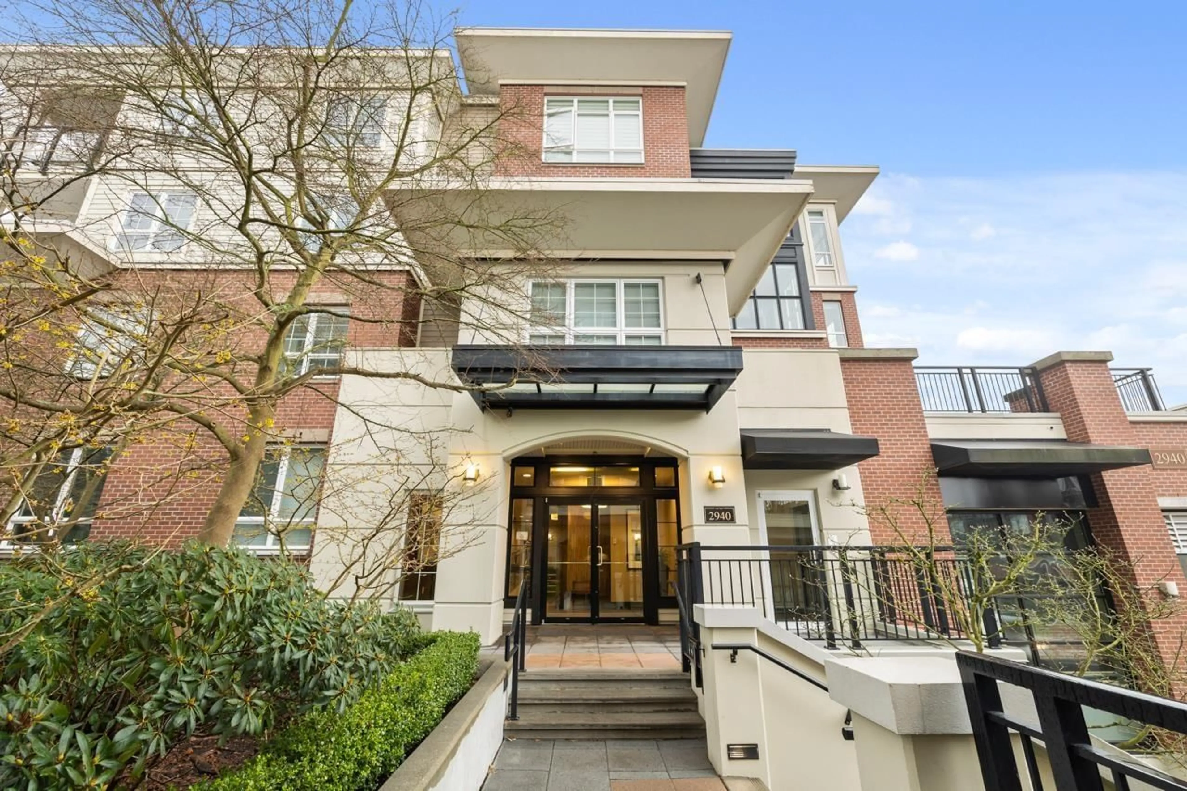 Home with brick exterior material, unknown for 411 - 2940 KING GEORGE BOULEVARD, Surrey British Columbia V4P0E4