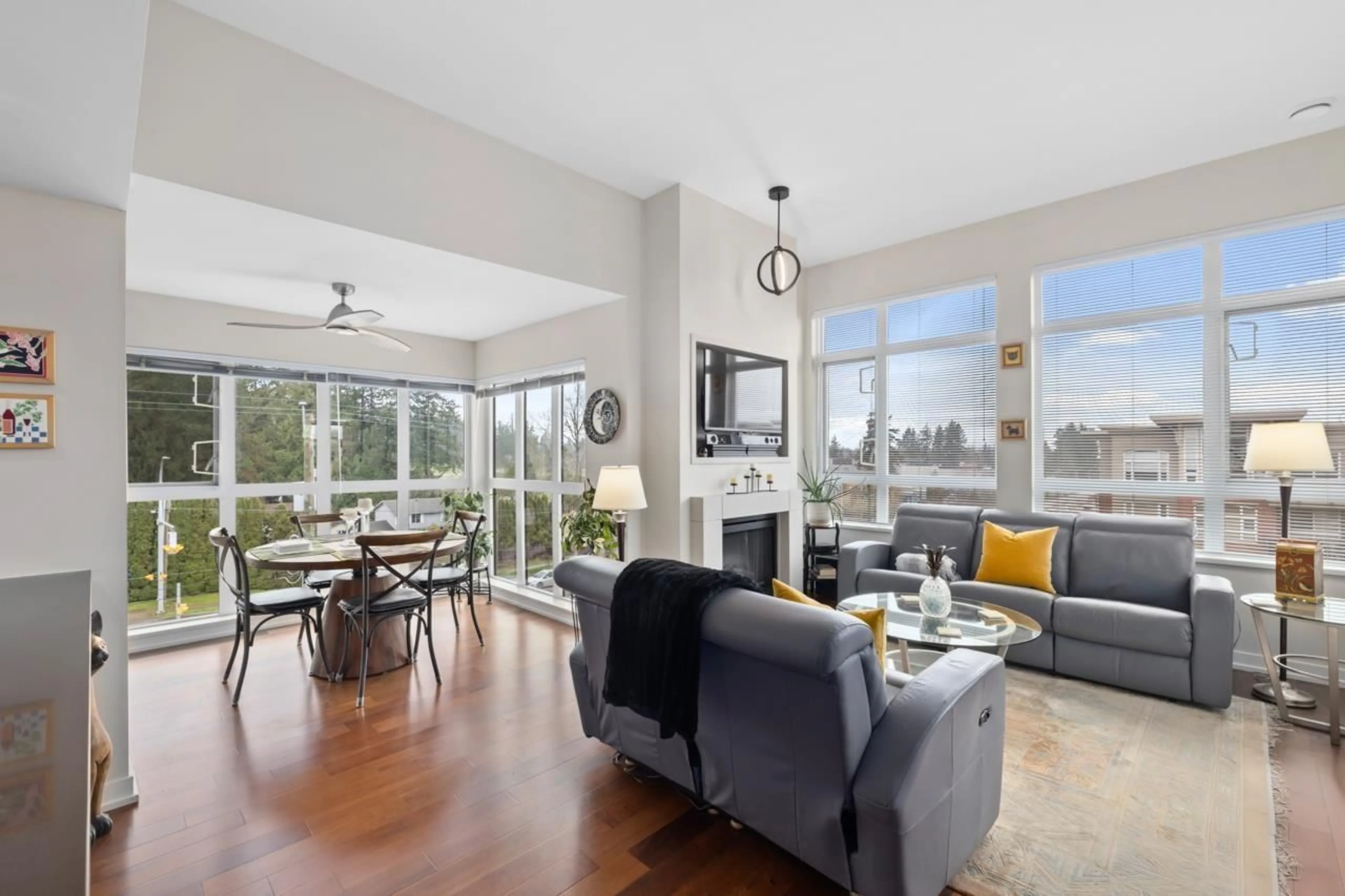 Living room with furniture, unknown for 411 - 2940 KING GEORGE BOULEVARD, Surrey British Columbia V4P0E4