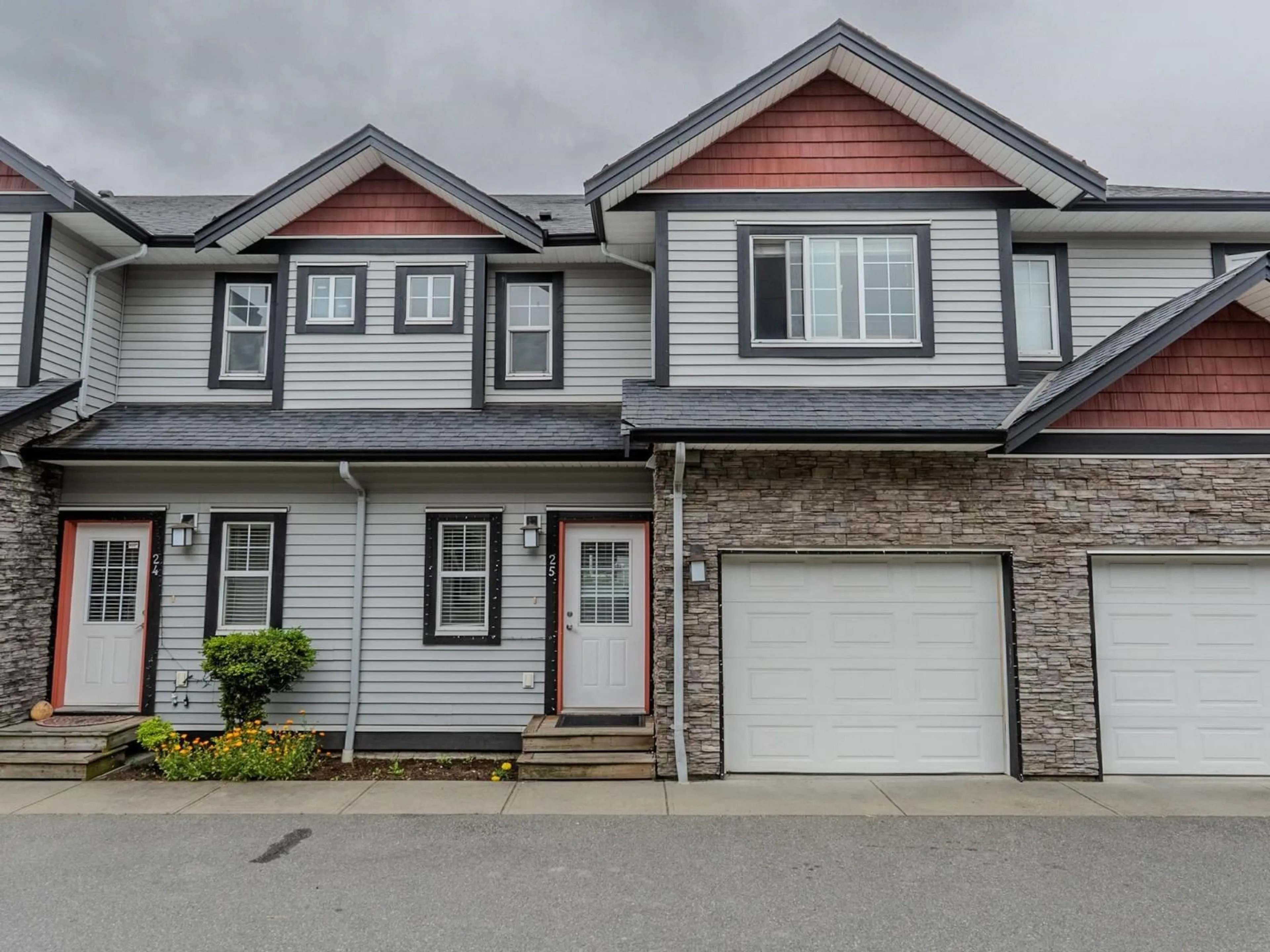 Home with vinyl exterior material, street for 25 - 31235 UPPER MACLURE ROAD, Abbotsford British Columbia V2T0B2