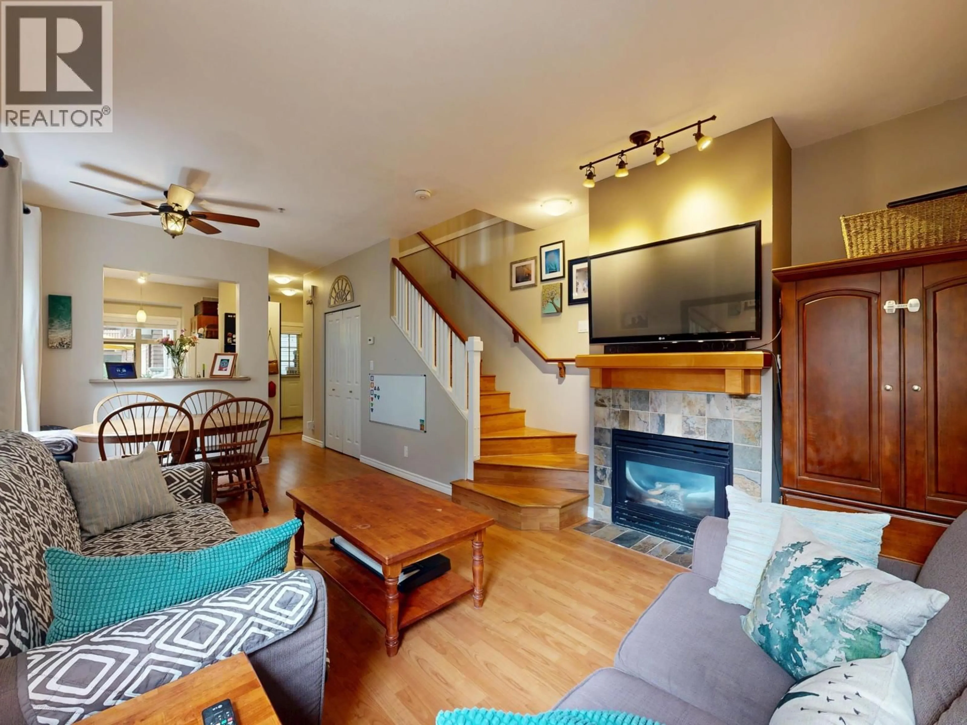 Living room with furniture, unknown for 227 - 15 SIXTH AVENUE, New Westminster British Columbia V3L1T1