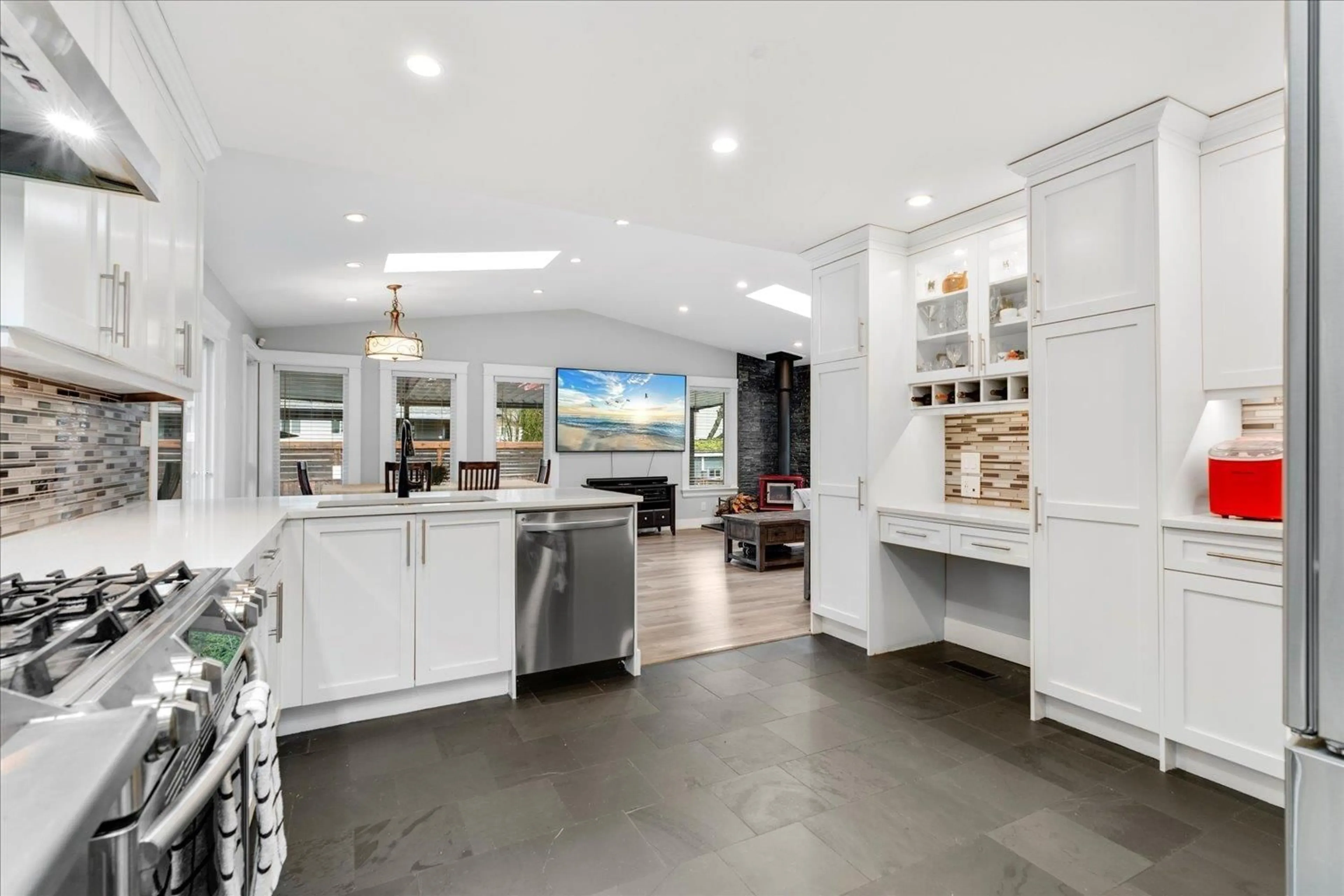 Open concept kitchen, ceramic/tile floor for 11409 75A AVENUE, Delta British Columbia V4C1H6