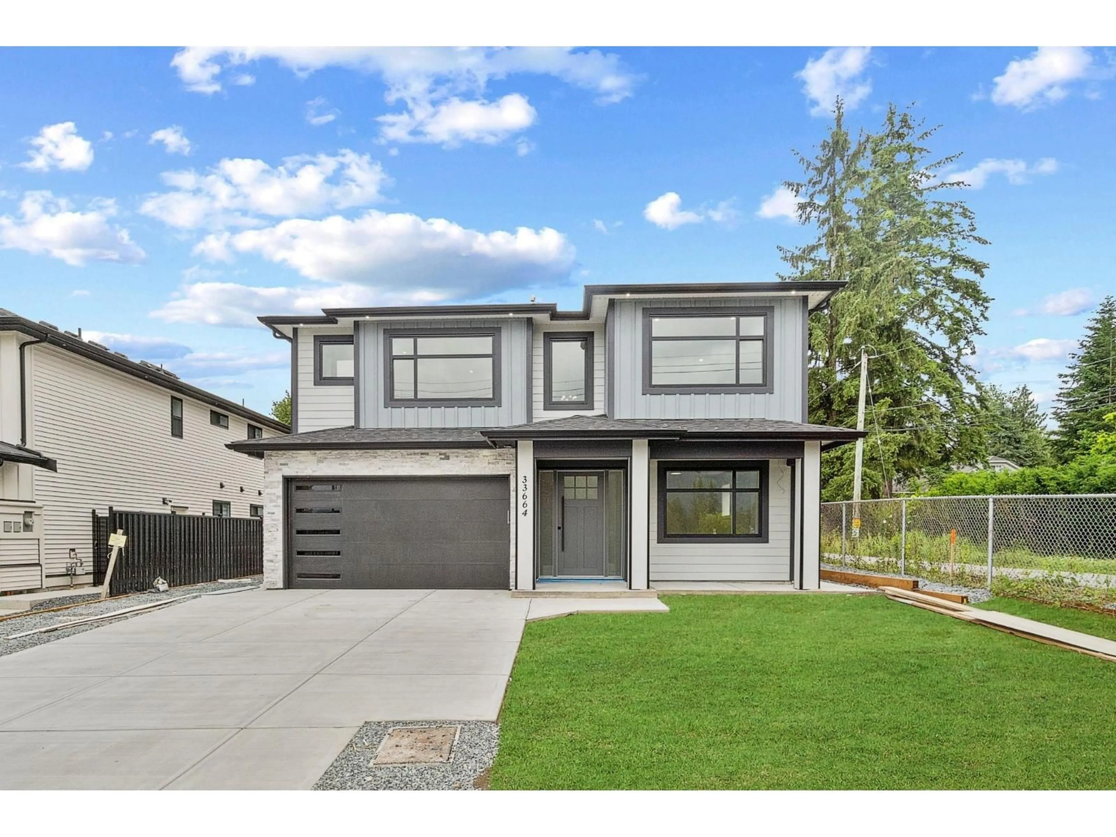 Home with vinyl exterior material, street for 33664 DEWDNEY TRUNK ROAD, Mission British Columbia V2V6Y4