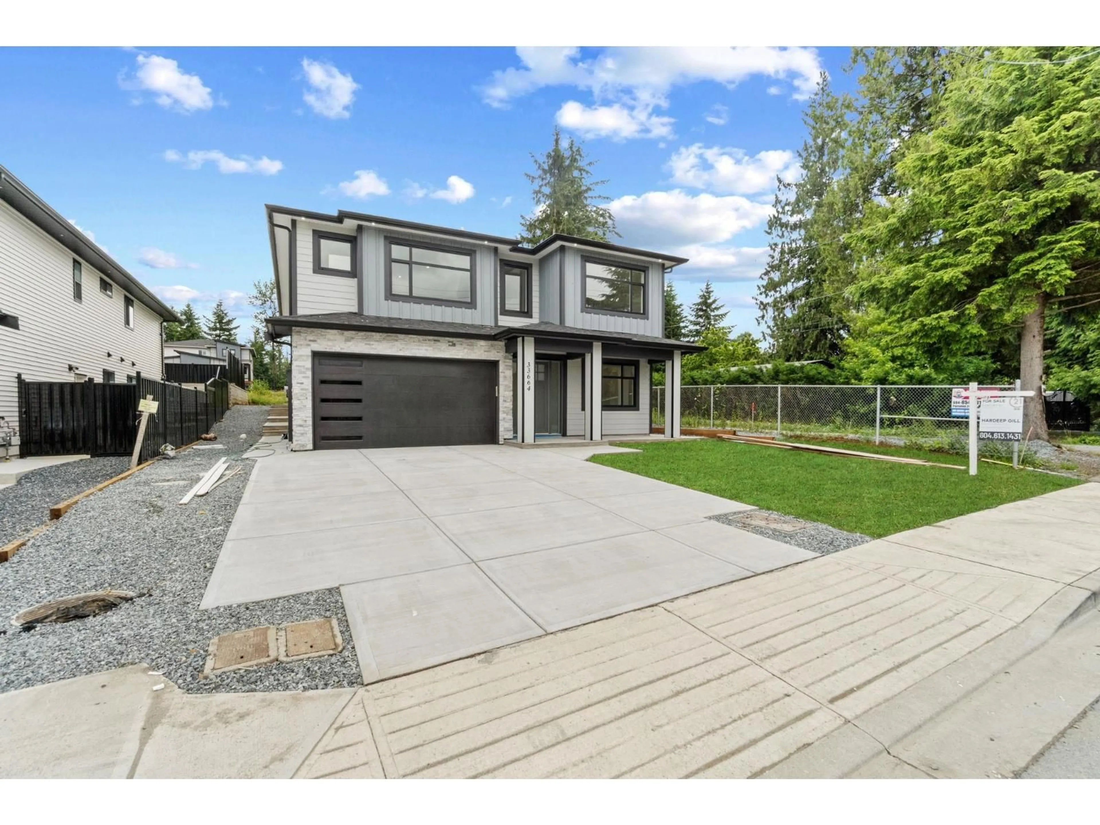 Home with vinyl exterior material, street for 33664 DEWDNEY TRUNK ROAD, Mission British Columbia V2V6Y4