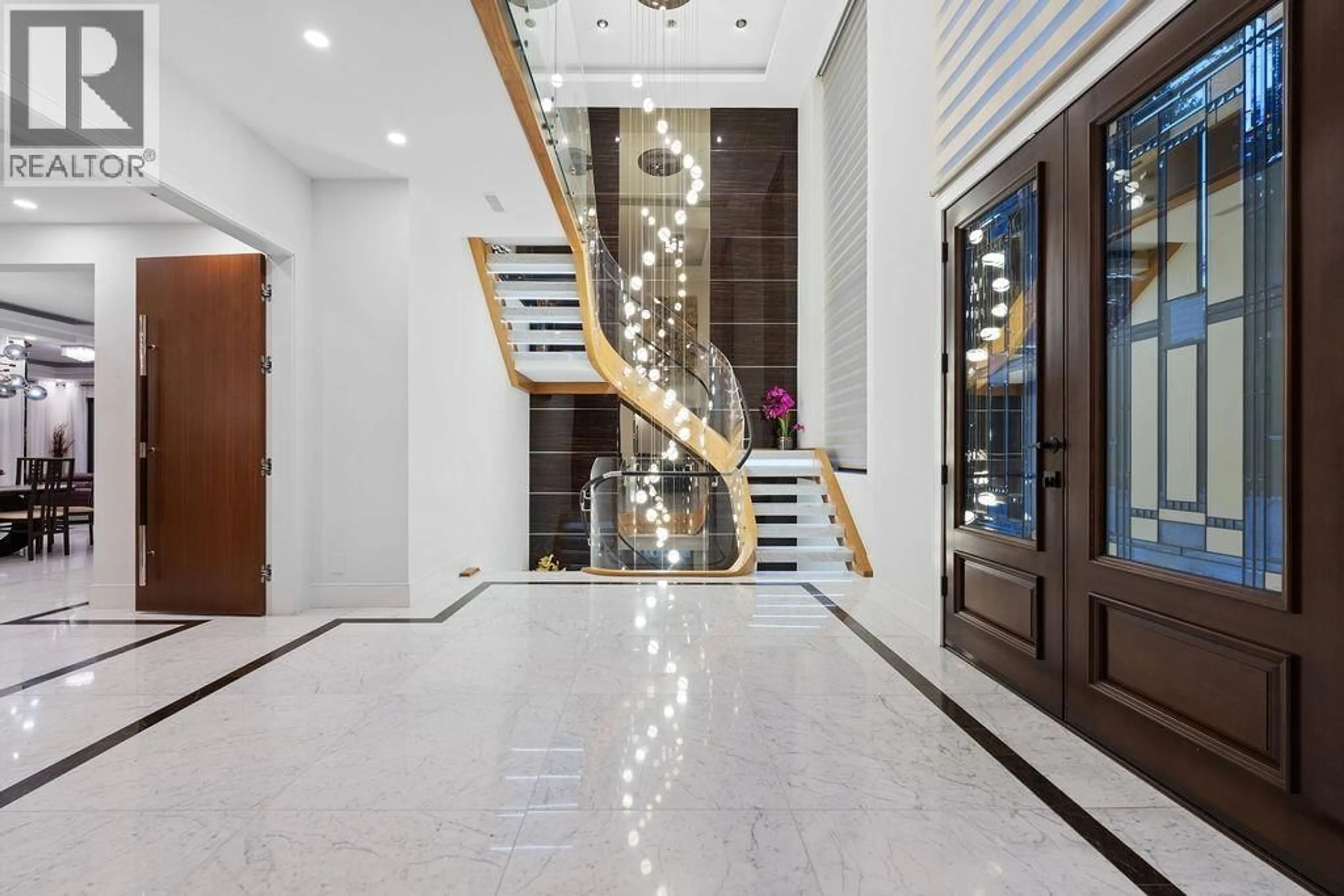 Indoor foyer for 558 GLENROSS ROAD, West Vancouver British Columbia V7S1L5