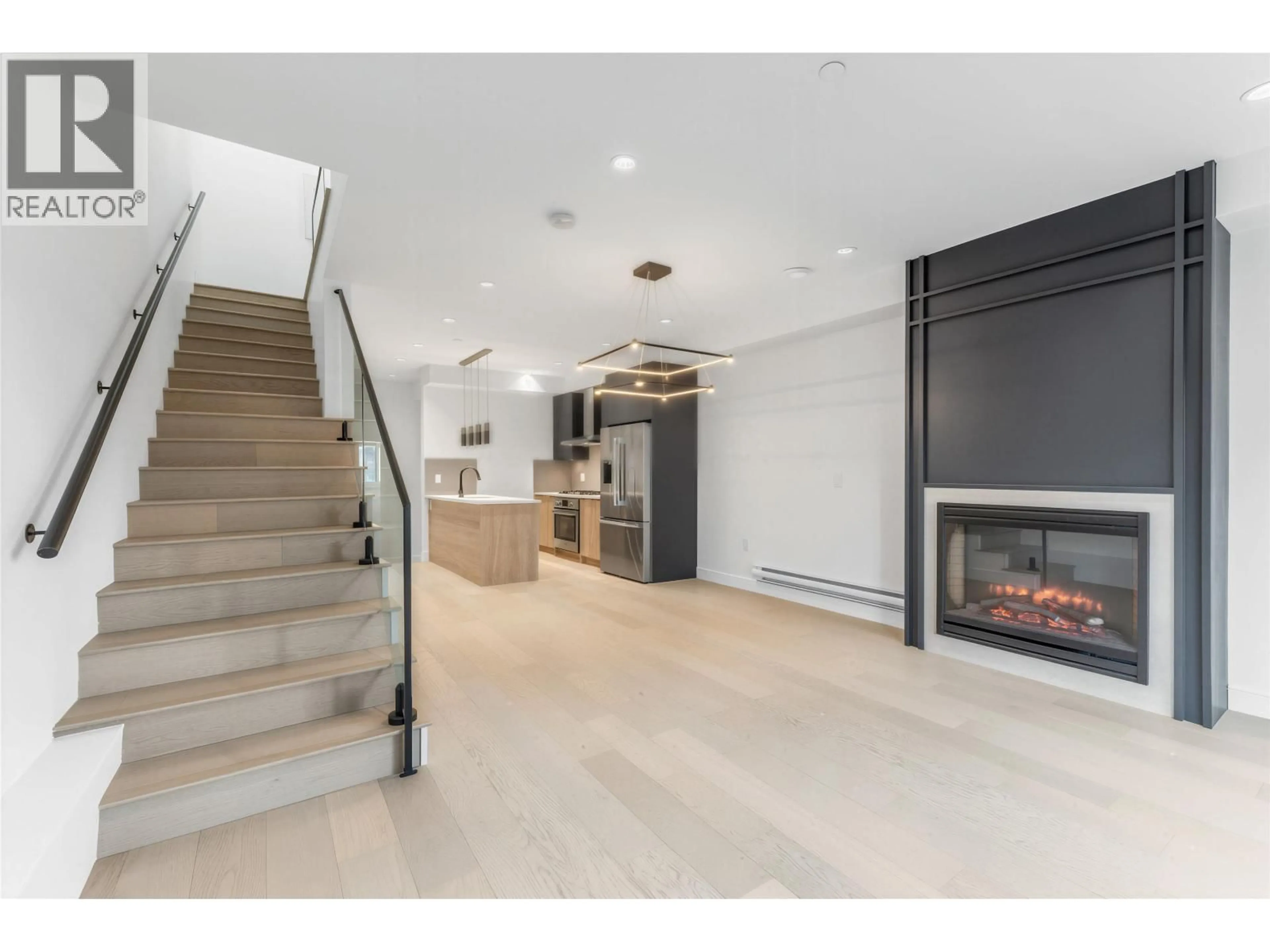Indoor foyer for 7353 OAK STREET, Vancouver British Columbia V6P1V9