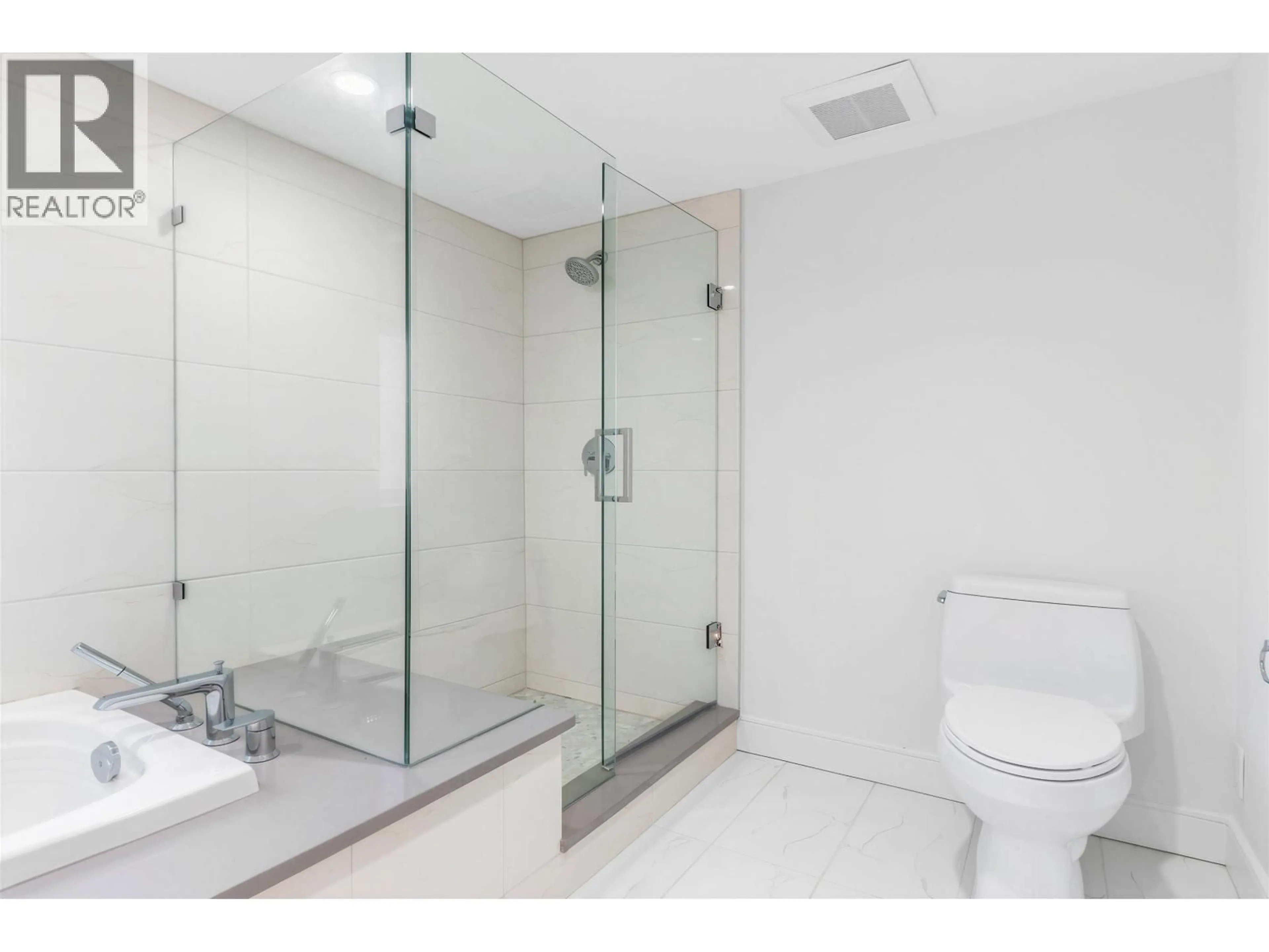 Standard bathroom, ceramic/tile floor for 7351 OAK STREET, Vancouver British Columbia V6P1V9