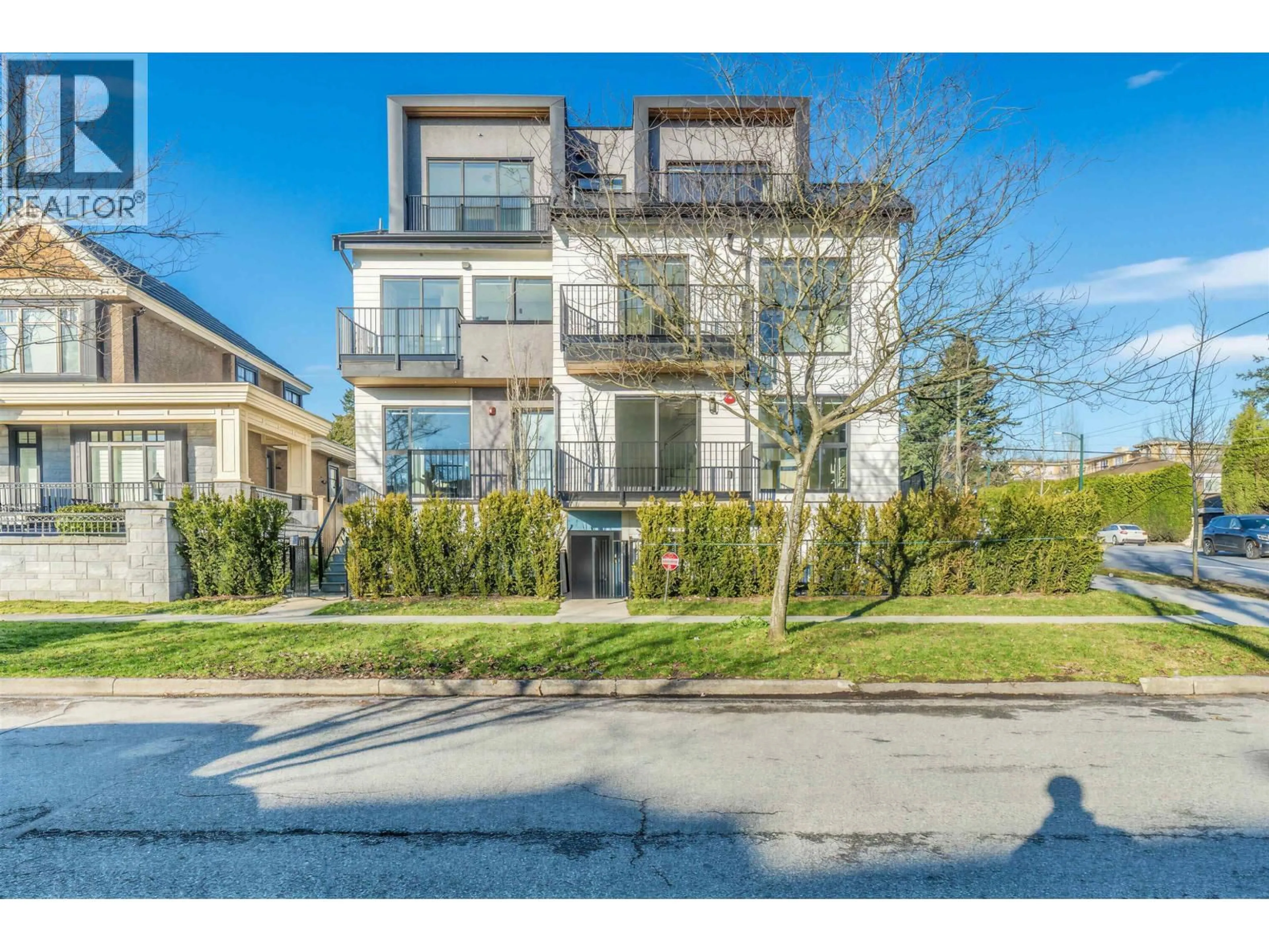 A pic from outside/outdoor area/front of a property/back of a property/a pic from drone, street for 7351 OAK STREET, Vancouver British Columbia V6P1V9