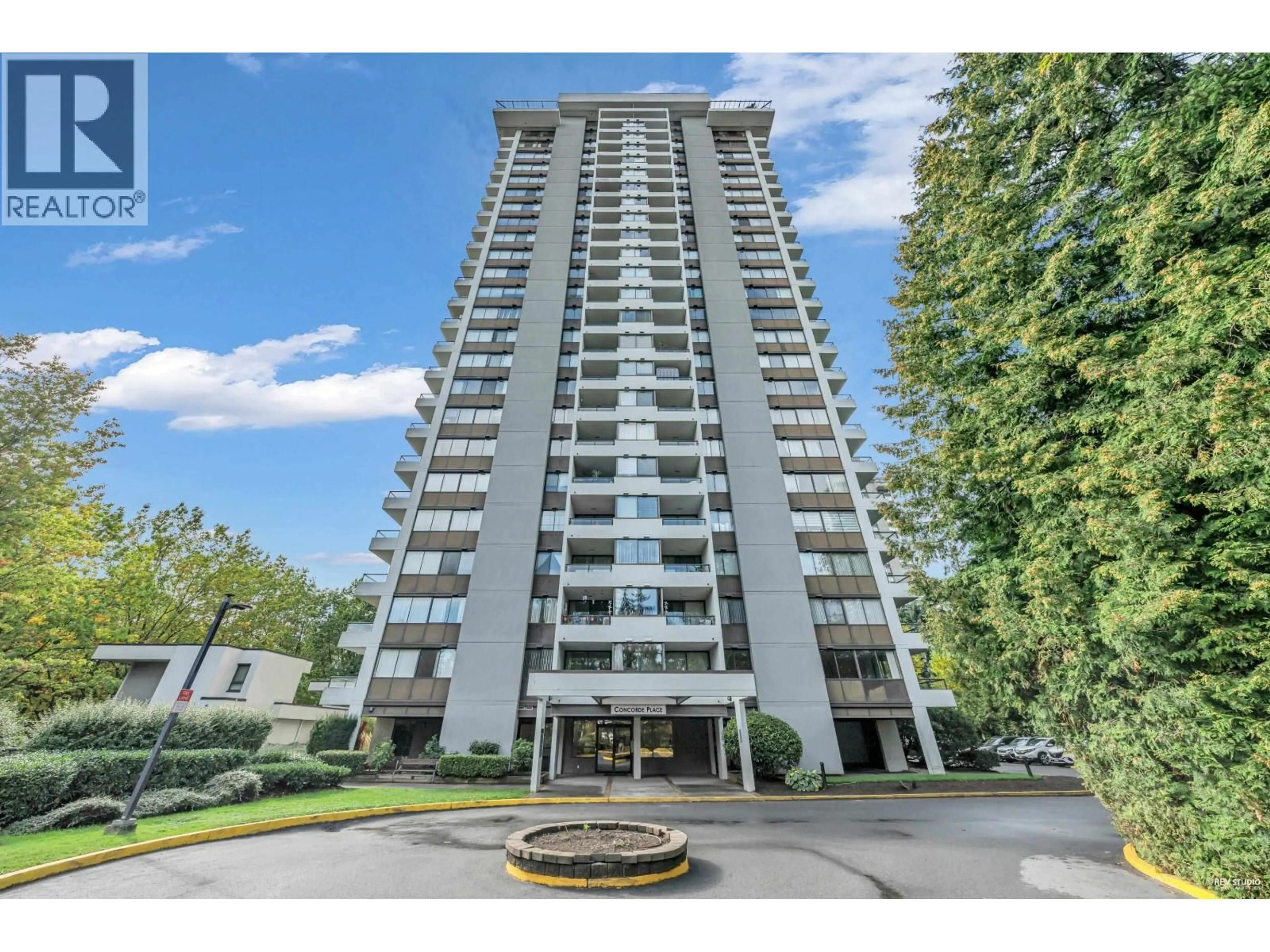 Indoor foyer for 2402 - 9521 CARDSTON COURT, Burnaby British Columbia V3N4R8