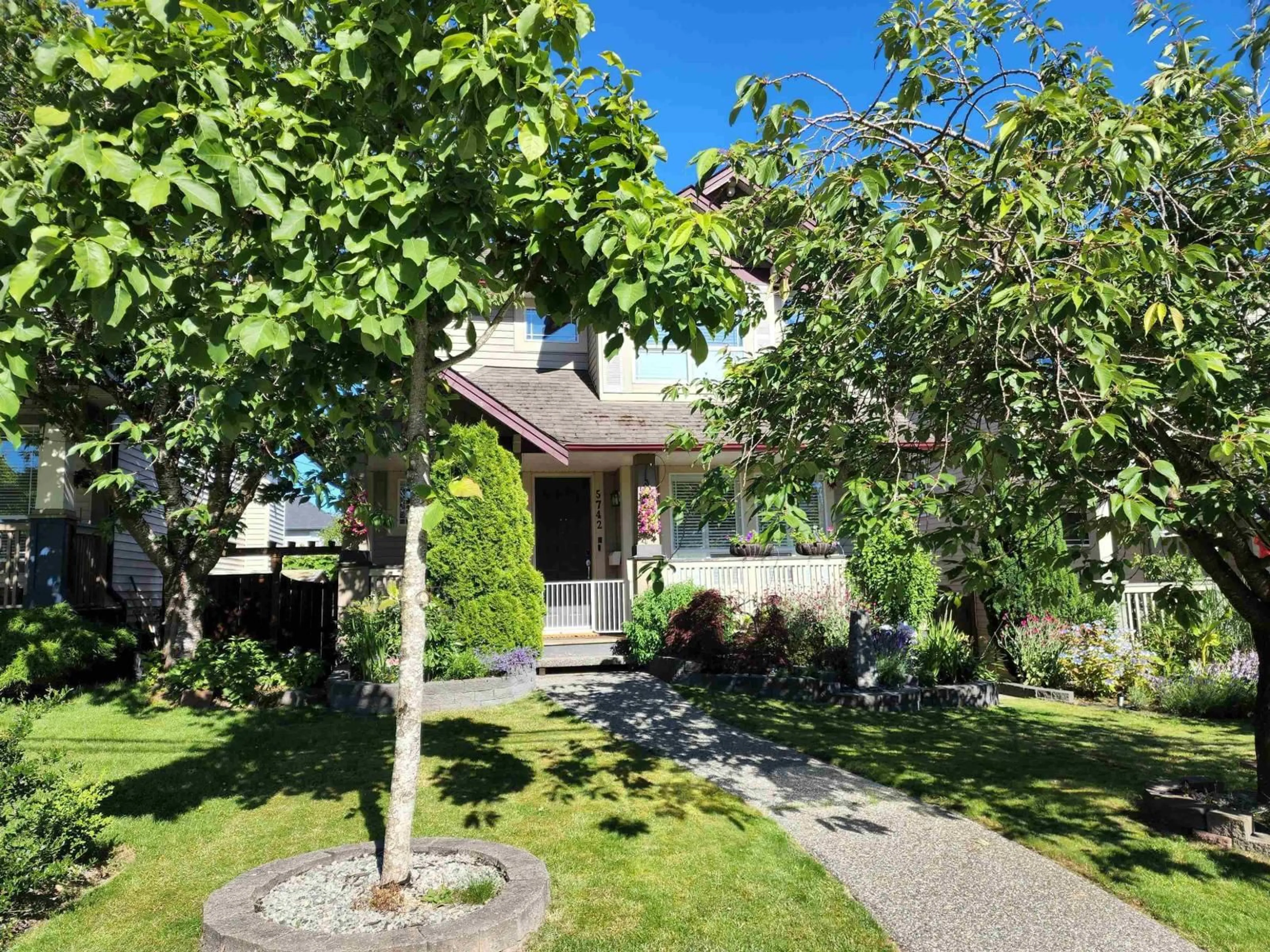 A pic from outside/outdoor area/front of a property/back of a property/a pic from drone, street for 5742 148 STREET, Surrey British Columbia V3S3B6