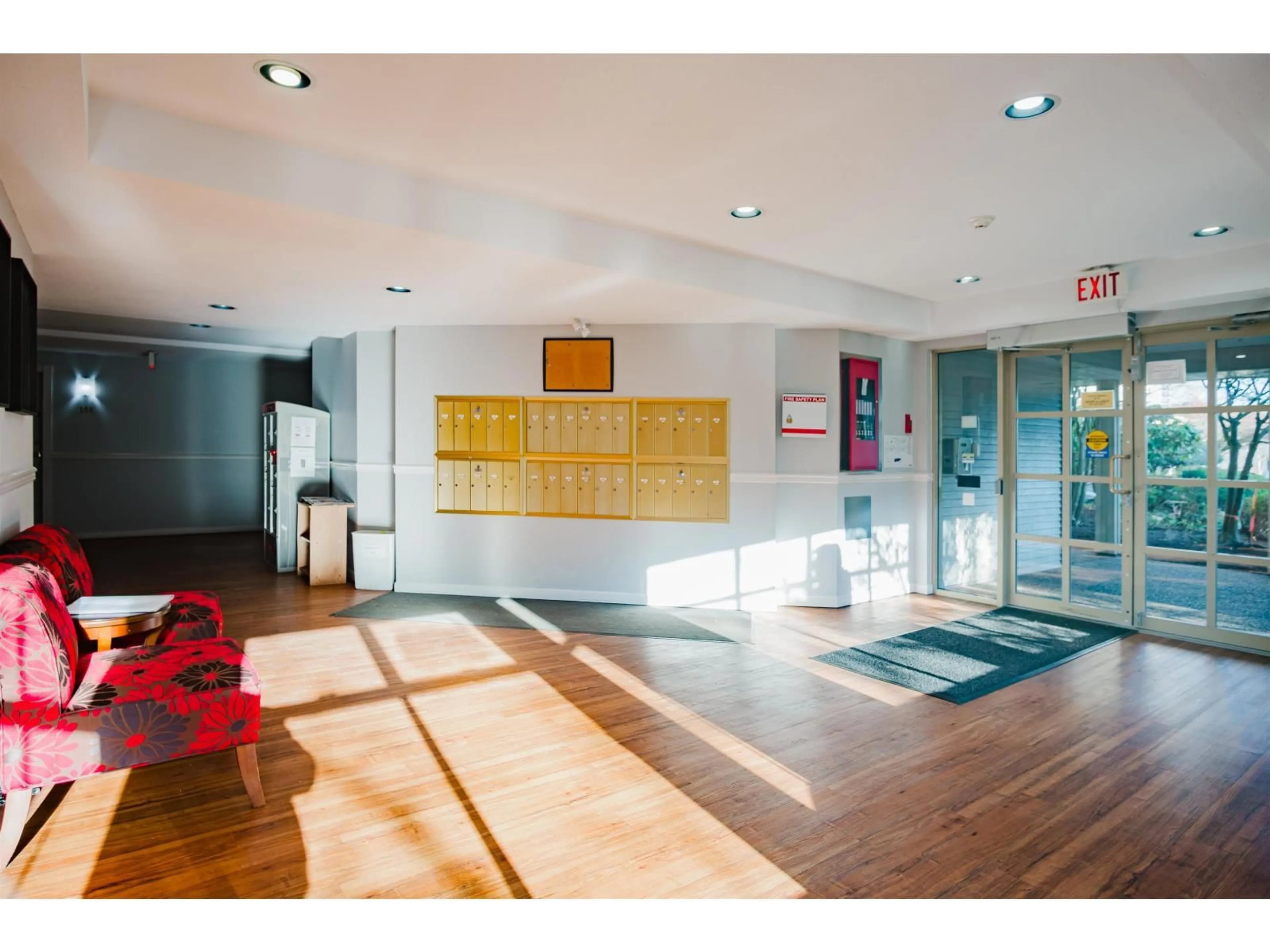 Indoor foyer for 204 - 10721 139 STREET, Surrey British Columbia V3T4L8