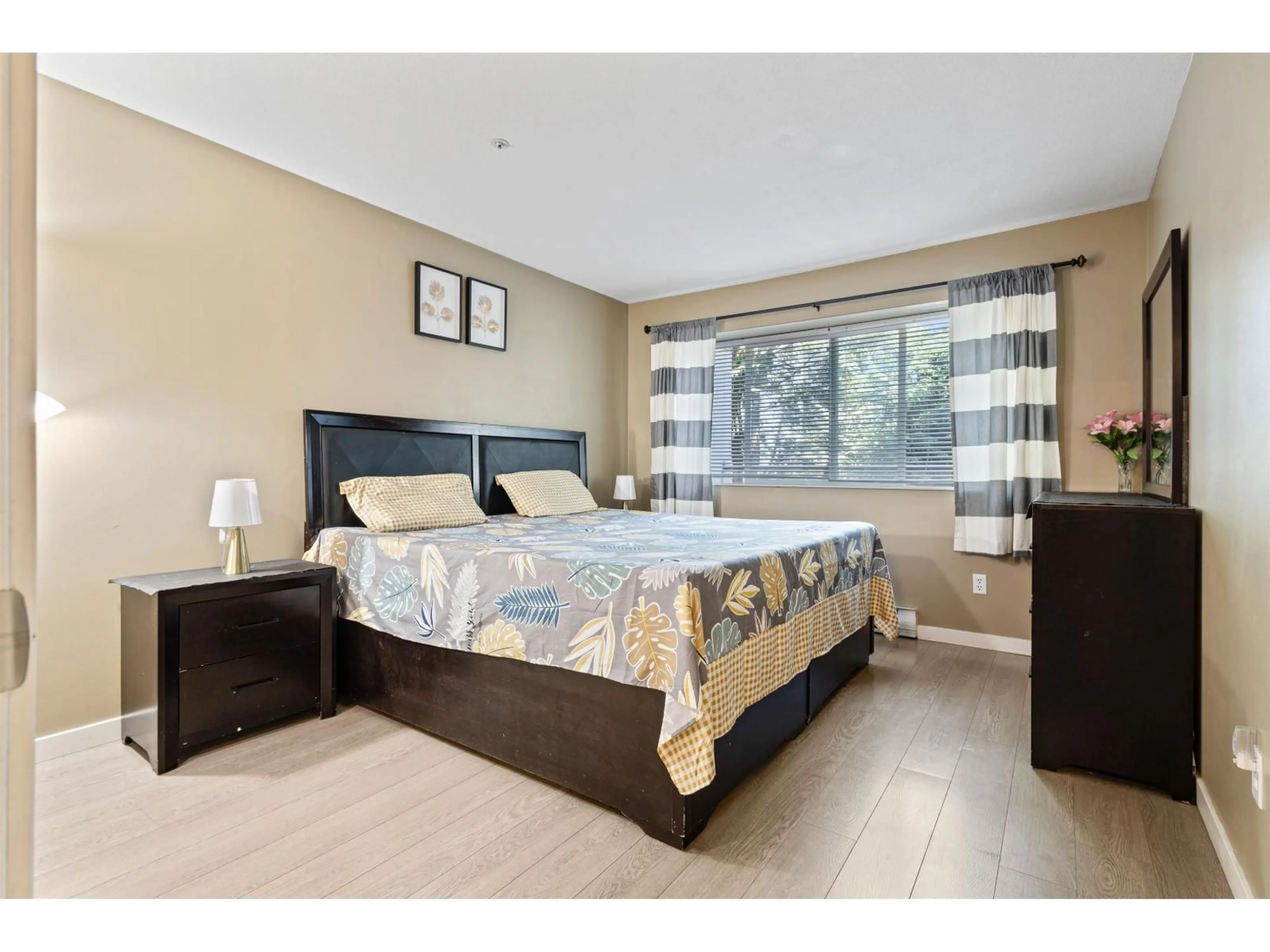 Bedroom with bed, unknown for 206 - 2526 LAKEVIEW CRESCENT, Abbotsford British Columbia V2S3A9