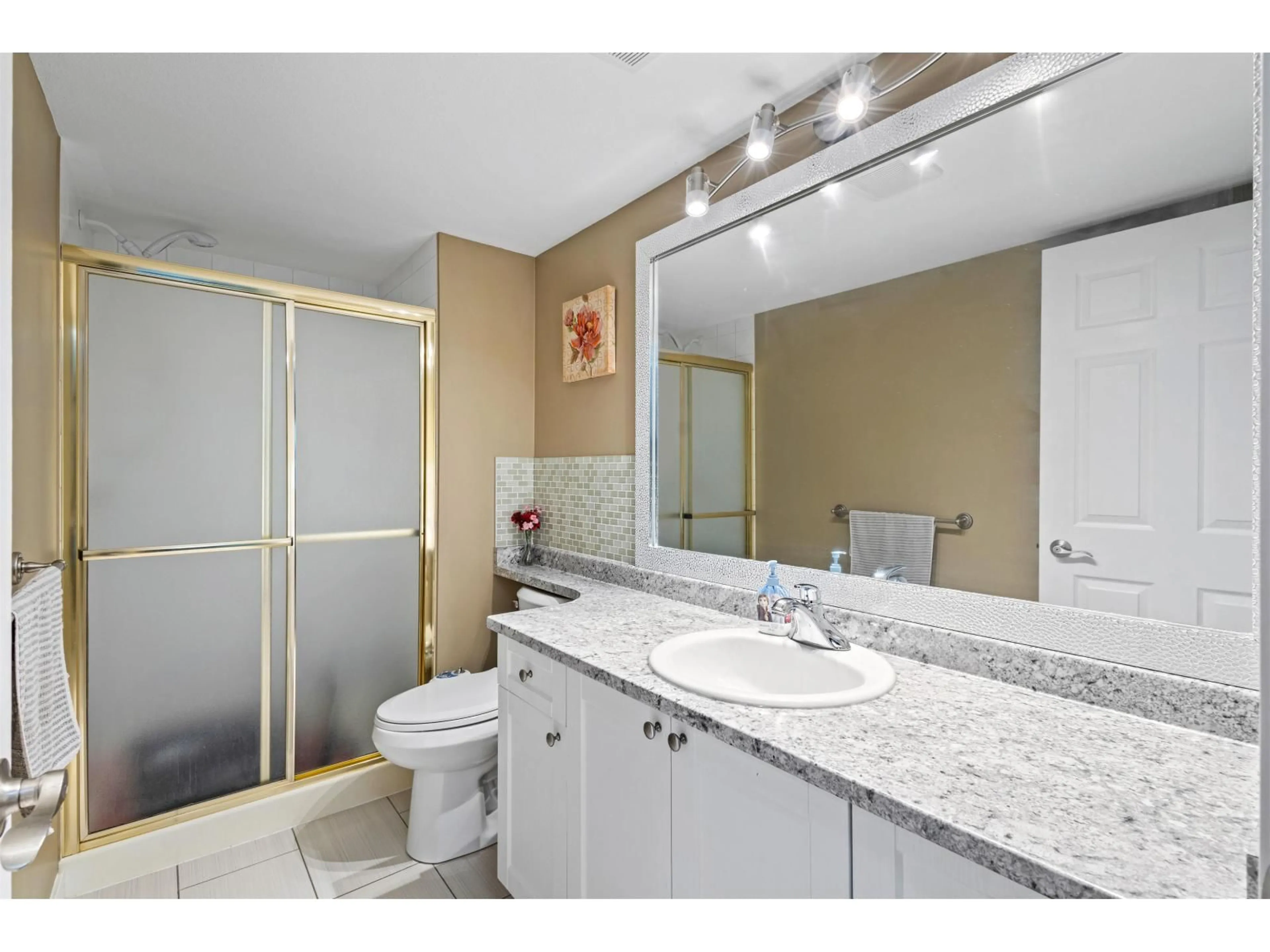 Standard bathroom, ceramic/tile floor for 206 - 2526 LAKEVIEW CRESCENT, Abbotsford British Columbia V2S3A9