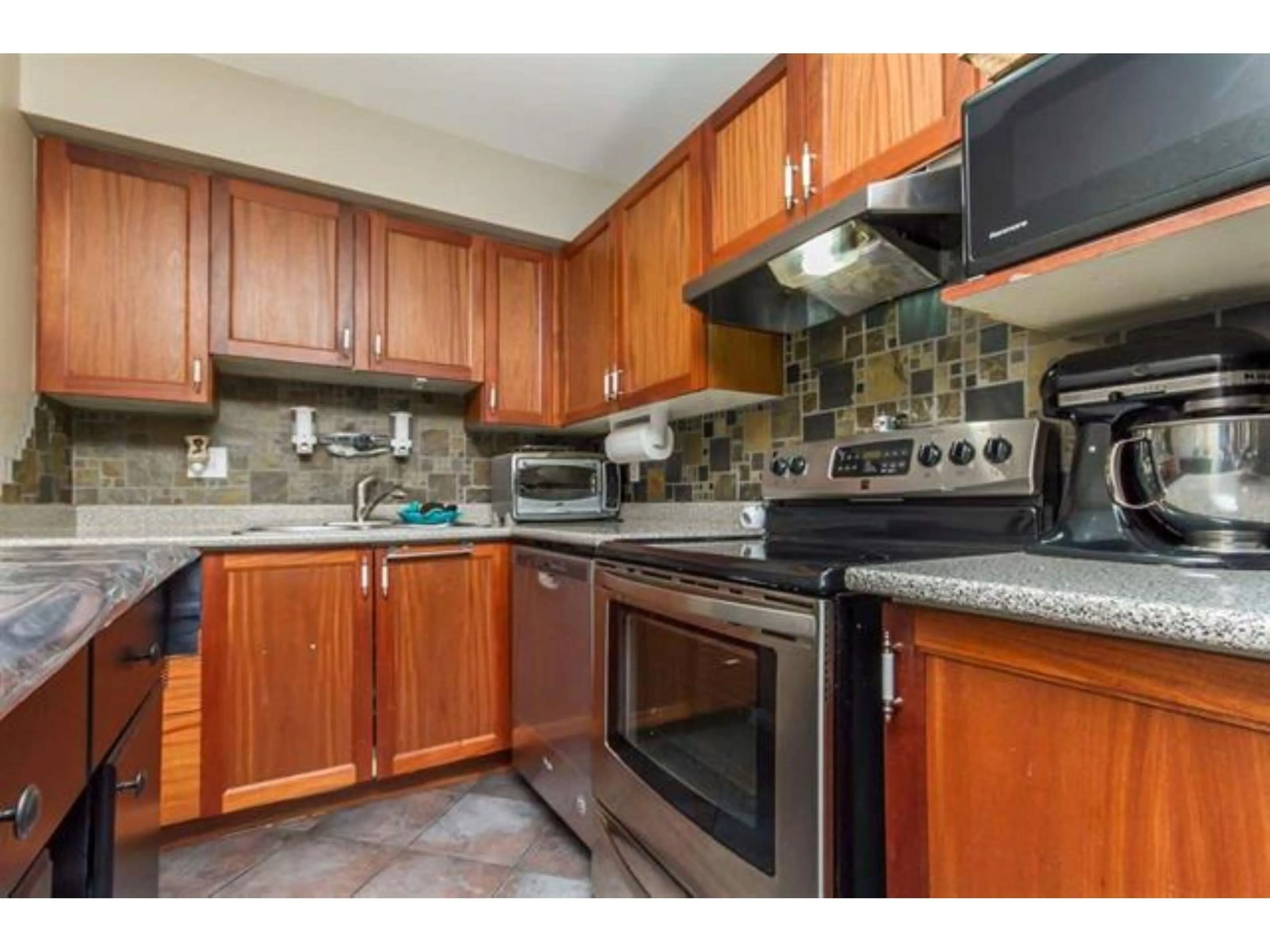 Standard kitchen, unknown for 103 2962 TRETHEWEY STREET WEST, Abbotsford British Columbia V2T4M3