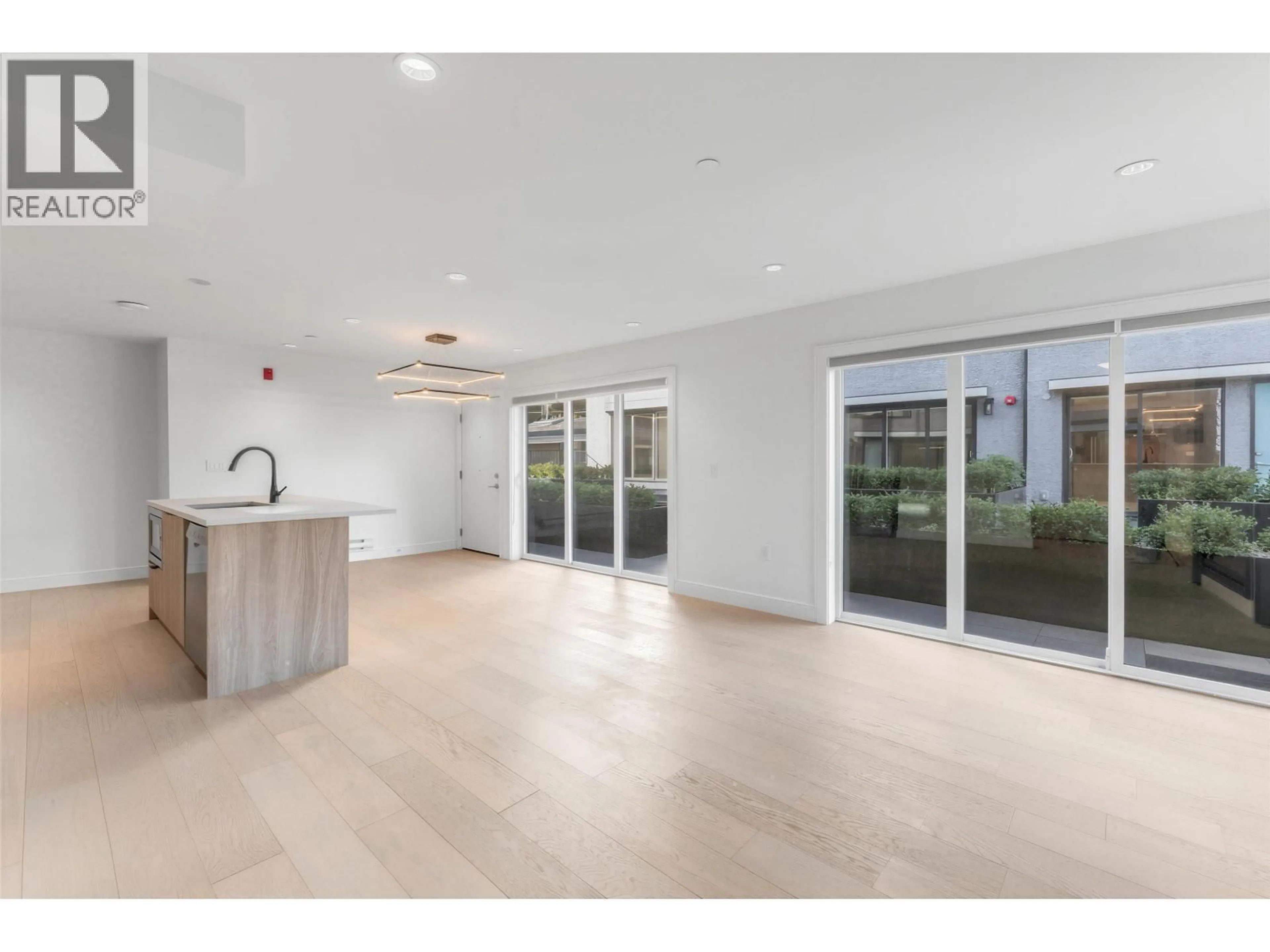 Unknown for 7357 OAK STREET, Vancouver British Columbia V6P1V9