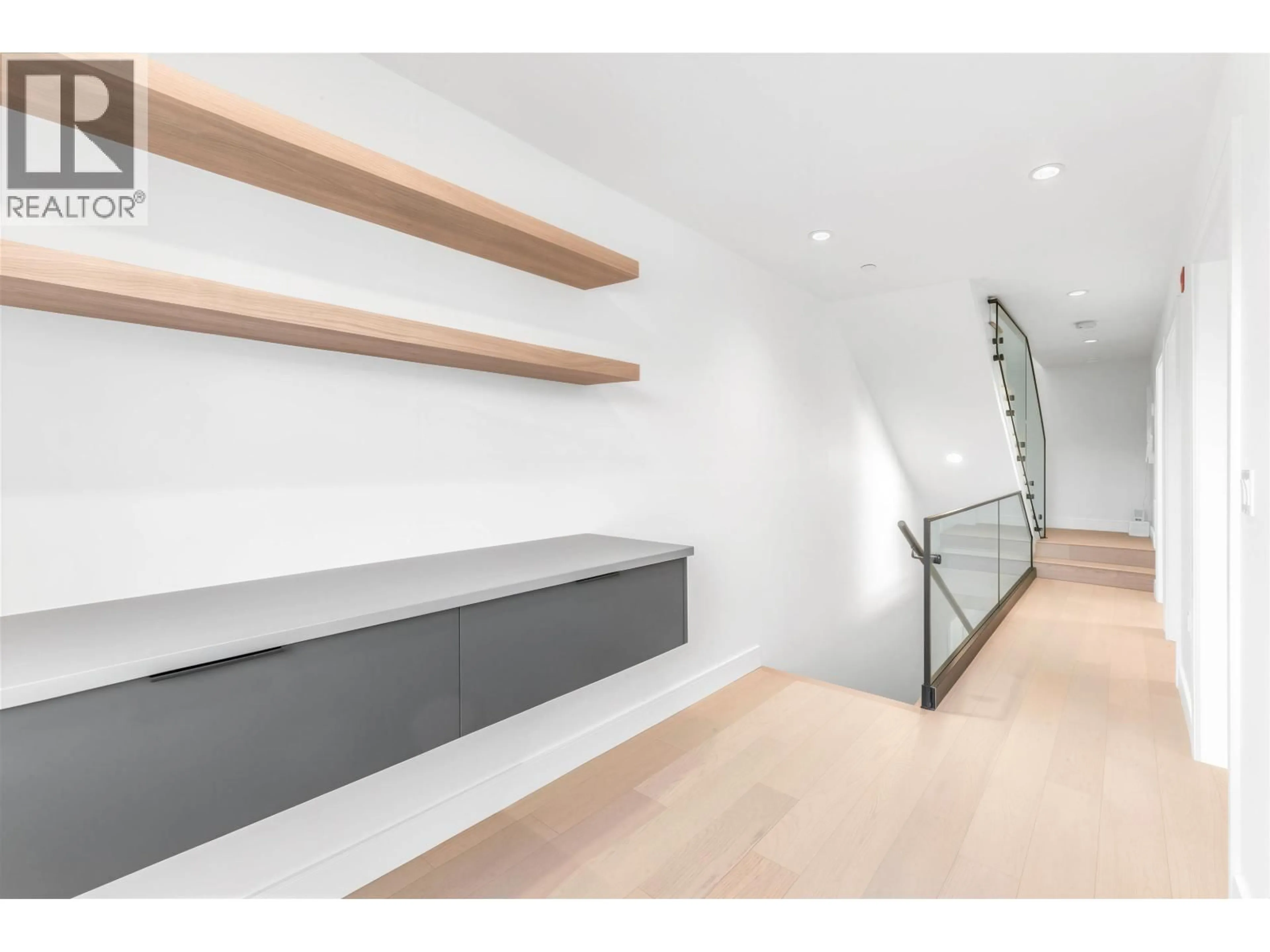 Stairs for 7357 OAK STREET, Vancouver British Columbia V6P1V9