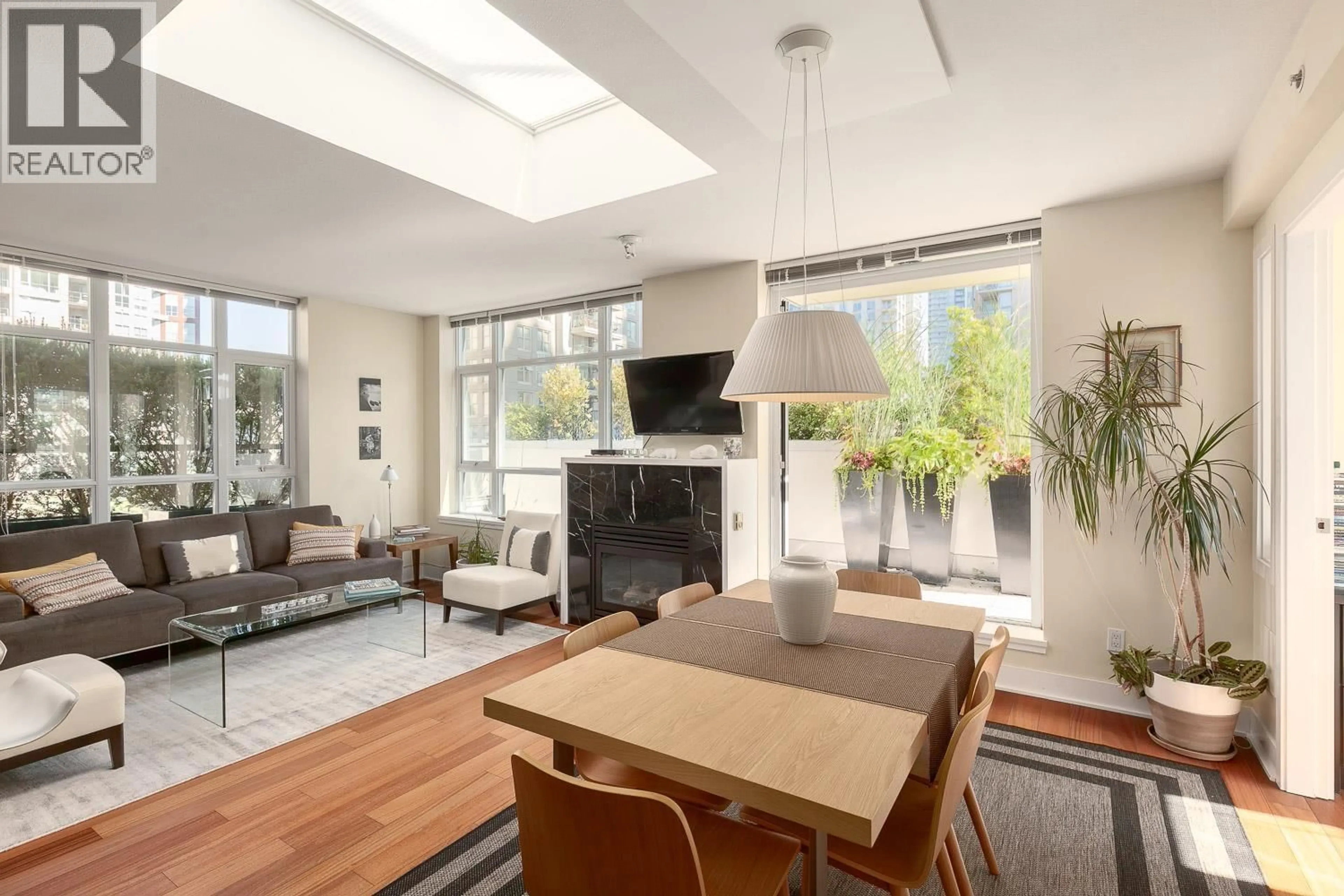 Living room with furniture, unknown for PH803 - 988 RICHARDS STREET, Vancouver British Columbia V6B8R2